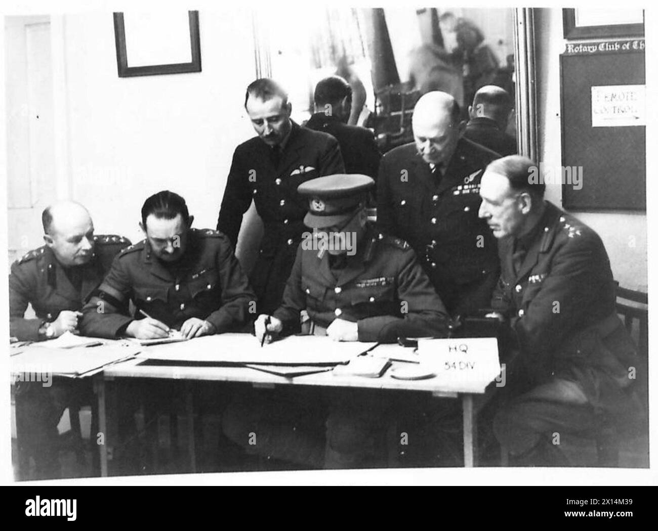 Des officiers supérieurs de l'armée britannique, dont le brigadier Pickthall, le lieutenant-colonel Manners-Smither, le lieutenant-général Sir Ronald Adam et le brigadier Green, participent à un exercice d'état-major et de signalisation du corps. Banque D'Images