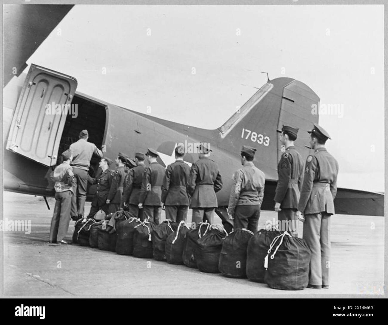 LES HOMMES DE L'ARMÉE DE L'AIR américaine REVIENNENT POUR INSTRUIRE - les hommes de l'armée de l'air américaine qui ont travaillé avec la R.A.F. et étudié les questions techniques en Grande-Bretagne retournent maintenant aux États-Unis pour transmettre les informations qu'ils ont acquises. Un groupe d'hommes de l'U.S.A.A.F. embarquant à bord de l'avion américain à un aérodrome britannique qui les fera voler de nouveau à la Royal Air Force des États-Unis Banque D'Images