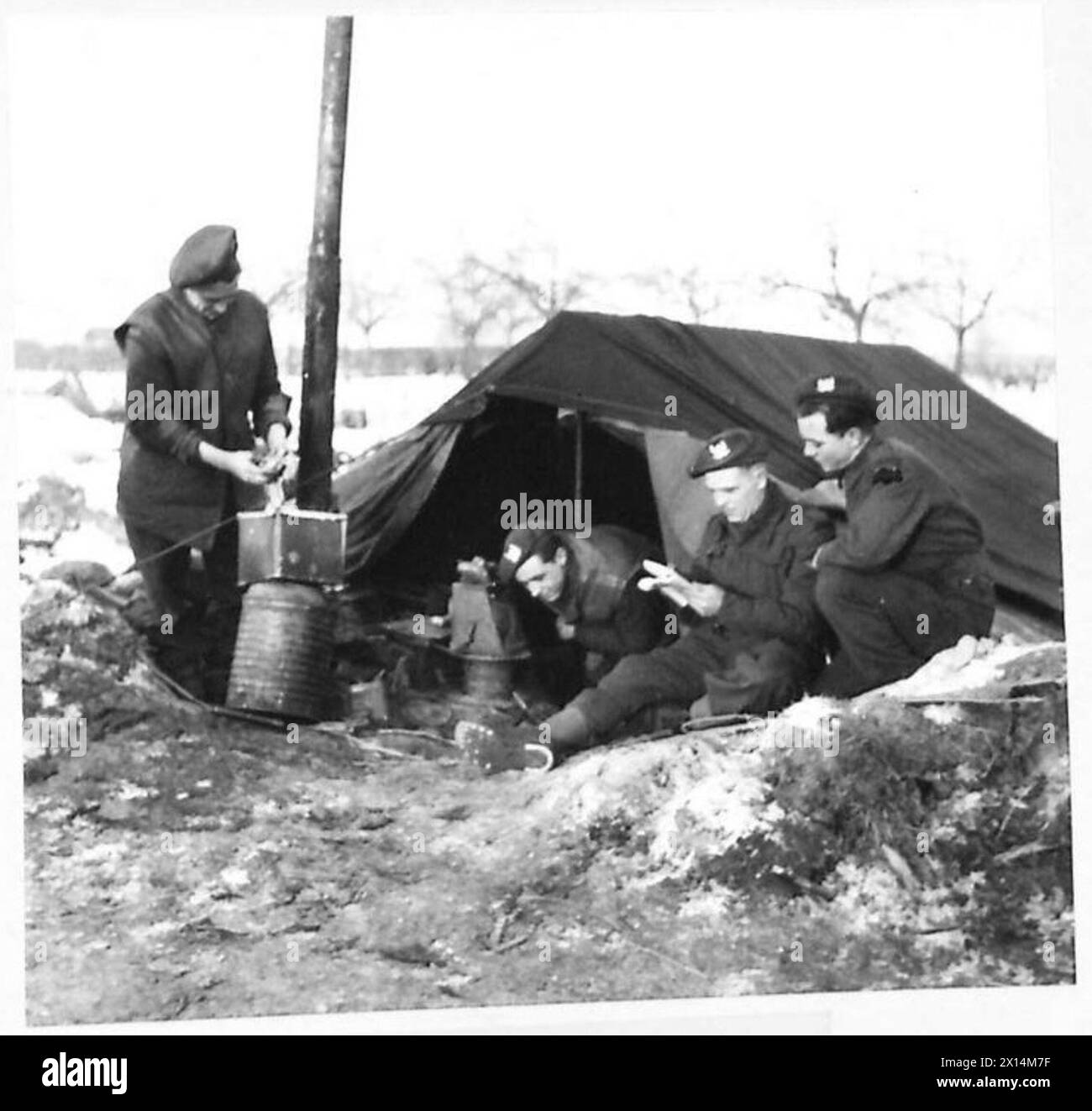 Les troupes de la batterie 124, du régiment de campagne 151 Ayrshire Allemagne, de l'artillerie royale, écoutent les nouvelles des avances russes tout en se préparant au tir de tracts de propagande, y compris Gunners Cain, Lake, Rickleton et Davies Banque D'Images