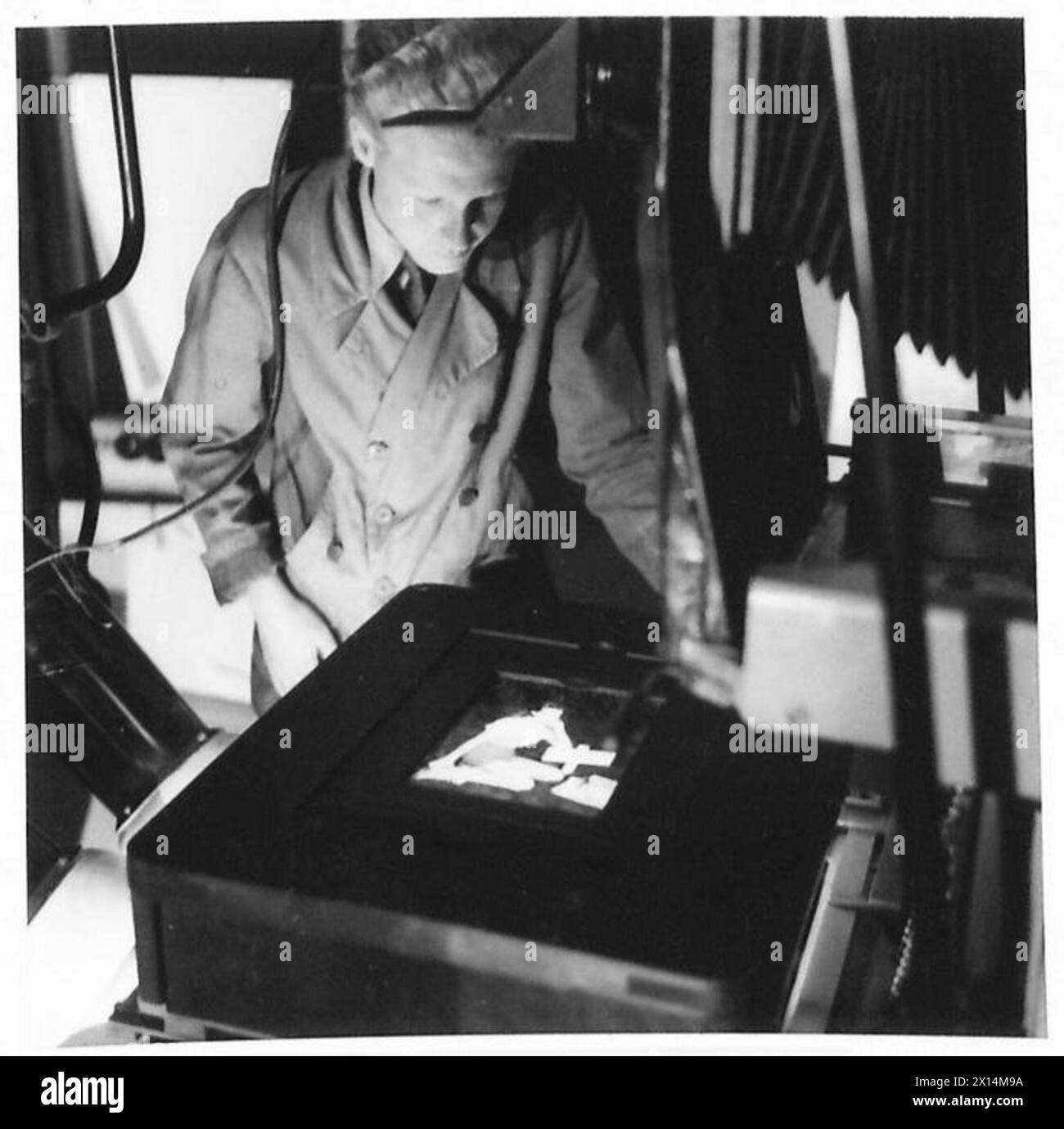 La dernière page du magazine Soldier à Hambourg présente des photographies couleur utilisant des transparents Kodachrome. L'armée britannique du Rhin traite les séparations de couleurs des négatifs bleu, jaune, rouge et demi-ton à l'aide d'un appareil photo autofocus. Banque D'Images