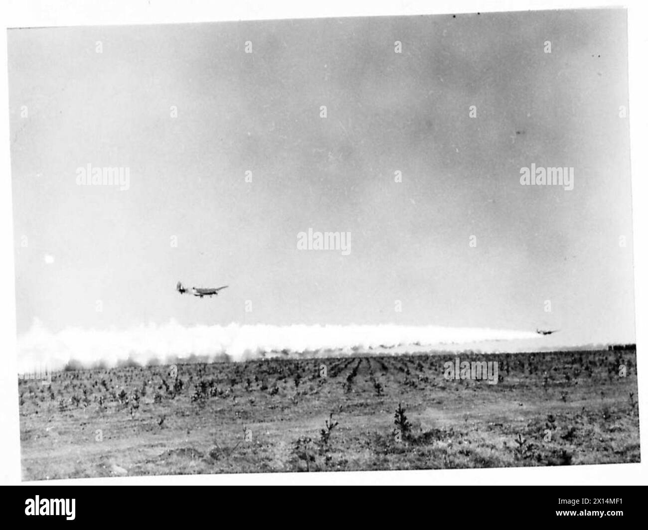 Les bombardiers Blenheim créent un écran de fumée lors d'une démonstration de planeur et de parachutiste. Enregistrement photographique, armée britannique. Banque D'Images