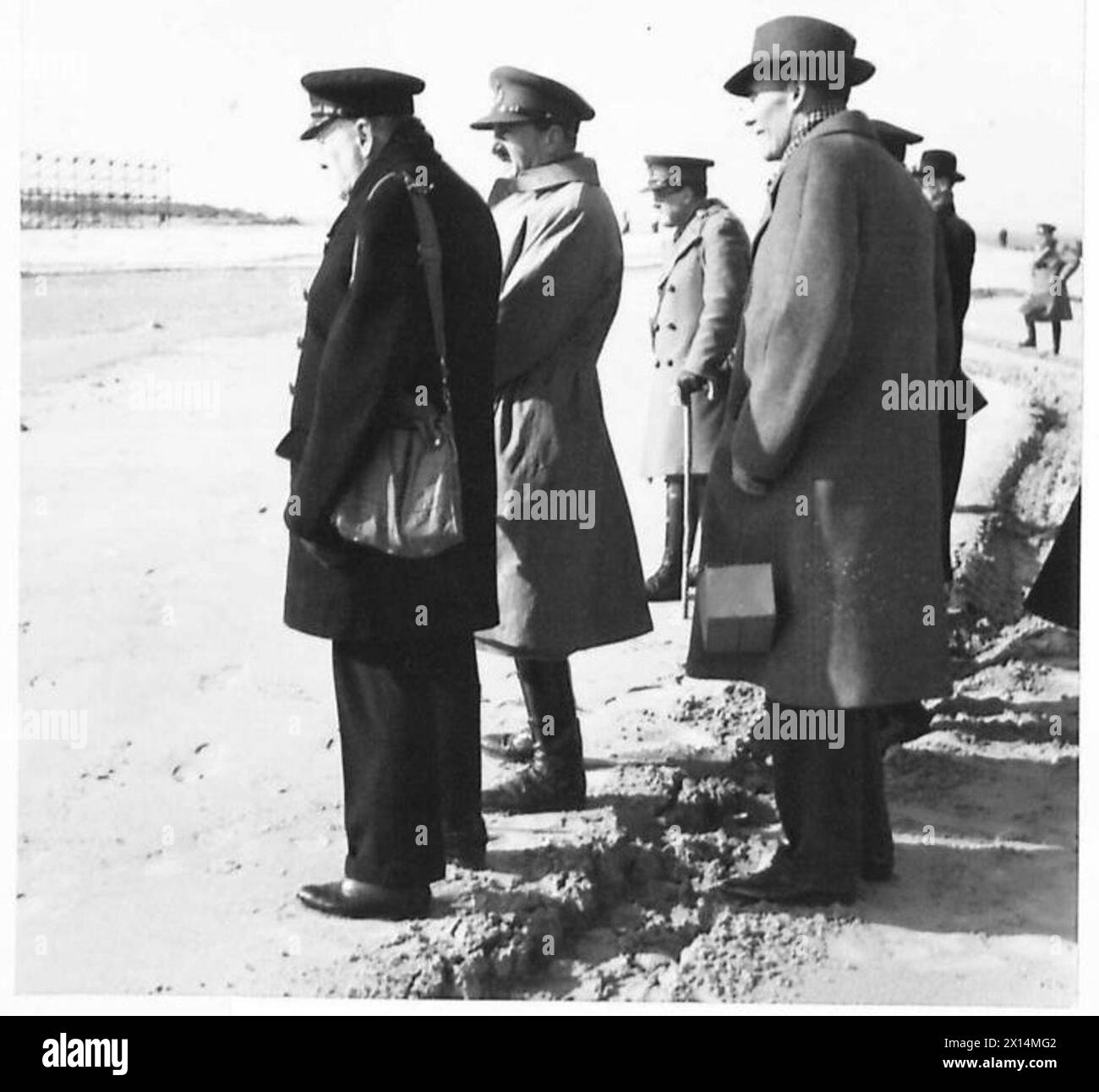 Le premier ministre inspecte les défenses militaires lors d'une manifestation aux côtés du général Sir Alan Brooke, avec le secrétaire d'État à la Guerre. Banque D'Images