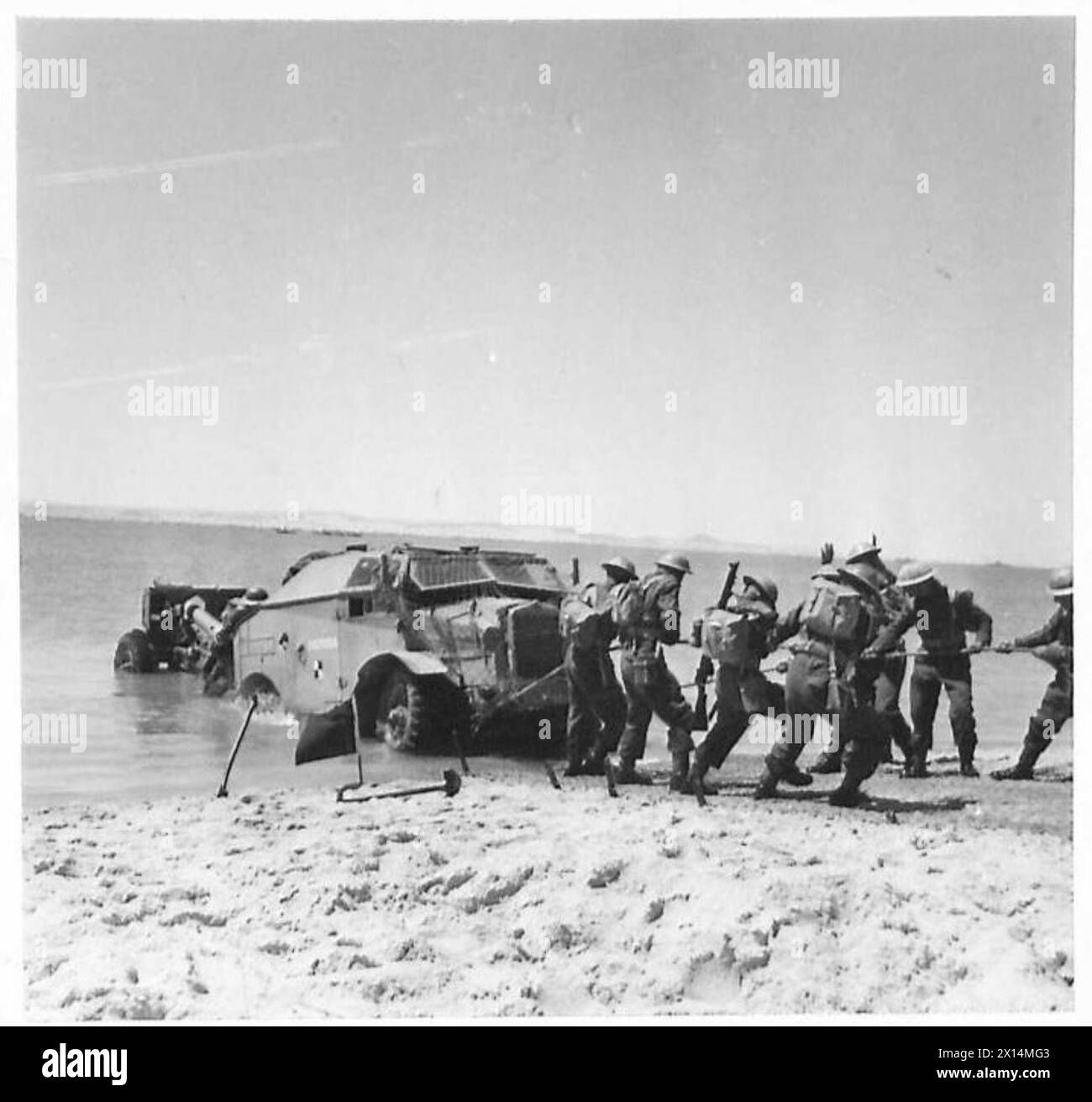 Un quad transporte un canon d'artillerie de 25 livres le long d'une route de plage renforcée de fils lors des opérations en Afrique du Nord et au moyen-Orient, 1940-1947. Banque D'Images Un quad transporte un canon d'artillerie de 25 livres le long d'une route de plage renforcée de fils lors des opérations en Afrique du Nord et au moyen-Orient, 1940-1947. Banque D'Images