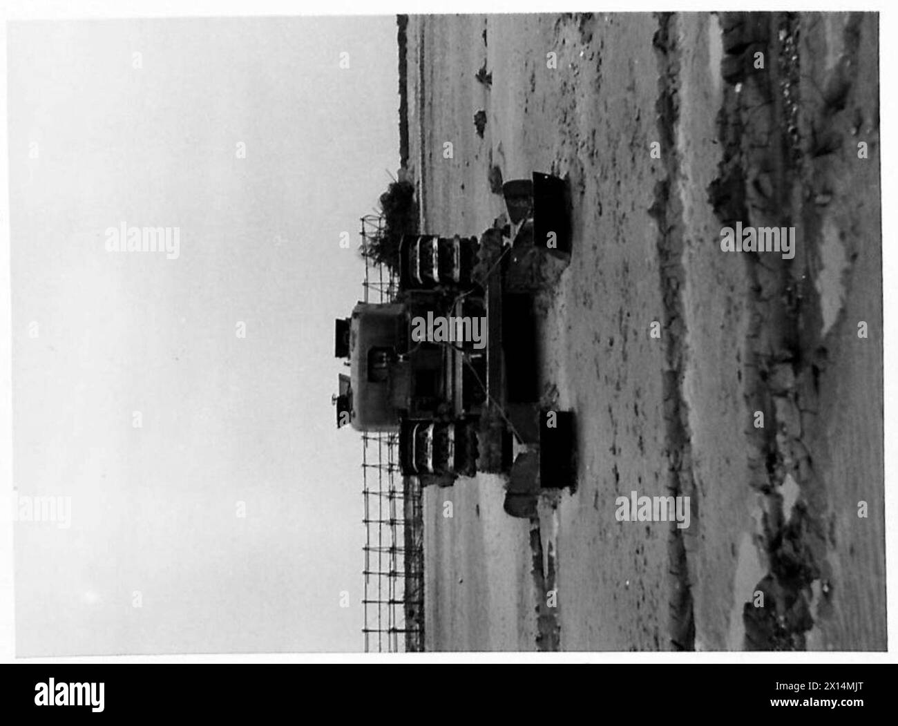 MISSION SPÉCIALE POUR LA 79E DIVISION BLINDÉE - vues frontales de charrue travaillant dans l'argile et le sable British Army Banque D'Images