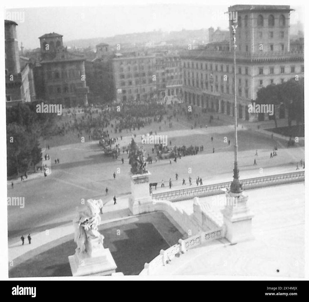 Vue depuis le Mémorial Victor-Emmanuel de Rome montrant des foules se rassemblant sur la Piazza Venezia pendant la reddition de la ville à la Cinquième armée. Banque D'Images