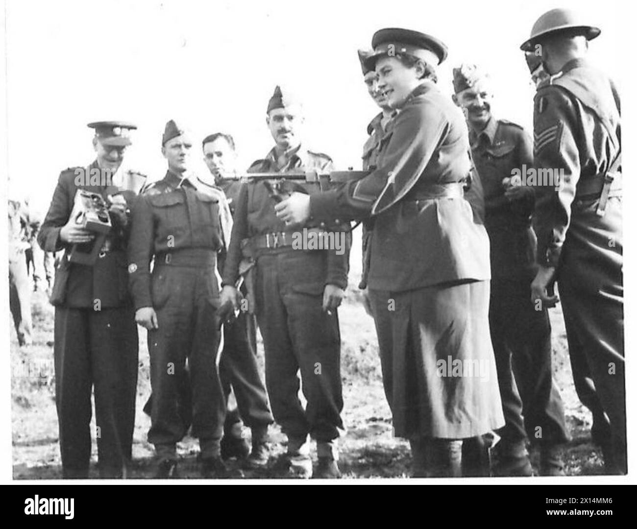 Le lieutenant Lyudmila Pavlichenko fait une démonstration de tir avec un fusil Tommy lors d'une visite de délégués russes aux installations de l'armée britannique dans la région de Canterbury et de Douvres. Banque D'Images
