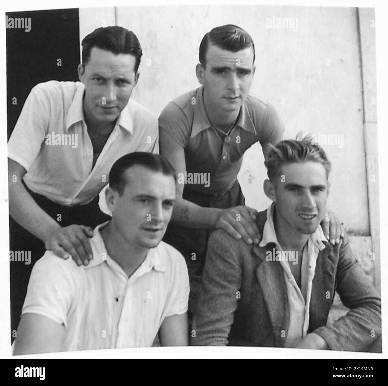 Des prisonniers de guerre capturés à Gazala, y compris des soldats de l'East Yorkshire Regiment, des Royal Northumberland Fusiliers, de l'infanterie légère du duc de Cornouailles et du Royal East Kent Regiment, sont montrés lors du rapatriement en Italie. Banque D'Images