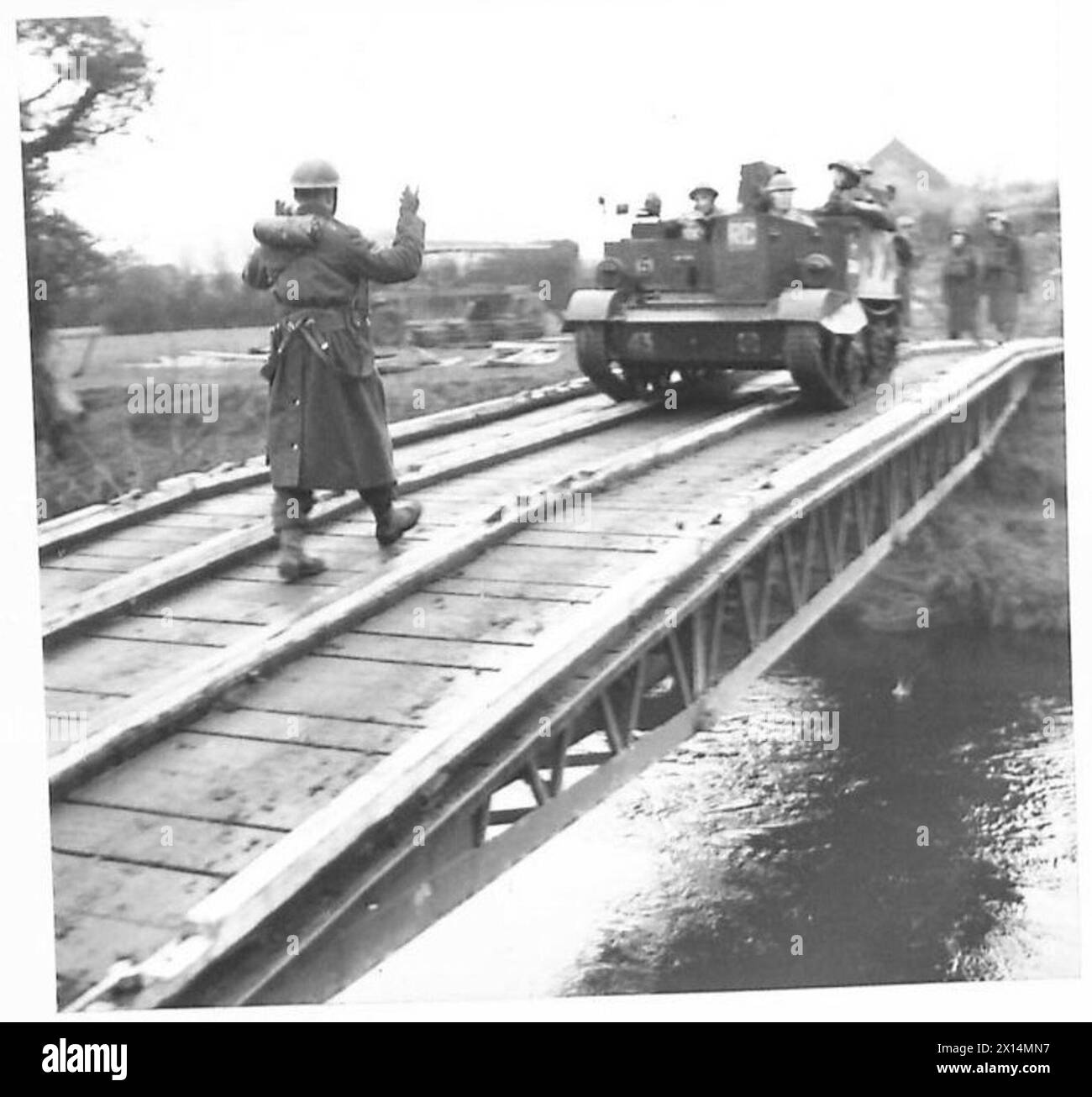 Un porte-avions Bren traverse un pont à poutres bordées au-dessus d'une rivière pendant les opérations de l'armée britannique. Banque D'Images