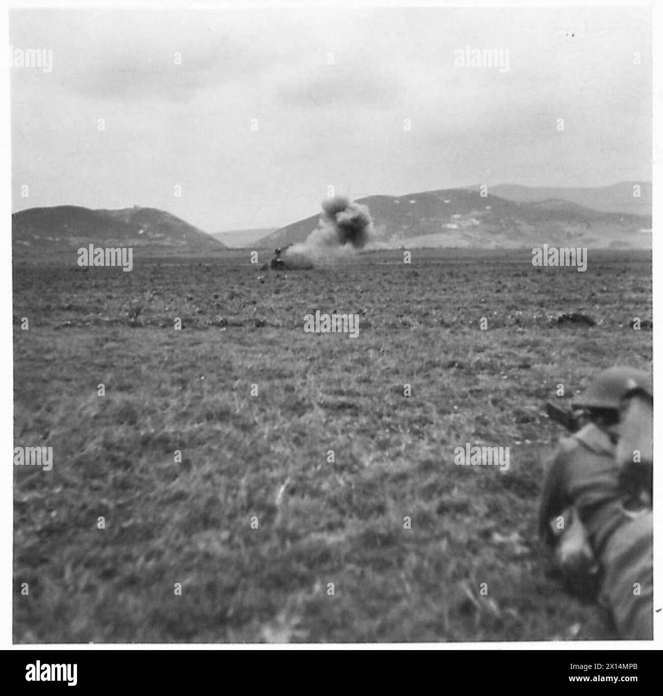 Une nouvelle arme antichar est utilisée pour engager un char allemand Mk 4 en Afrique du Nord. Banque D'Images