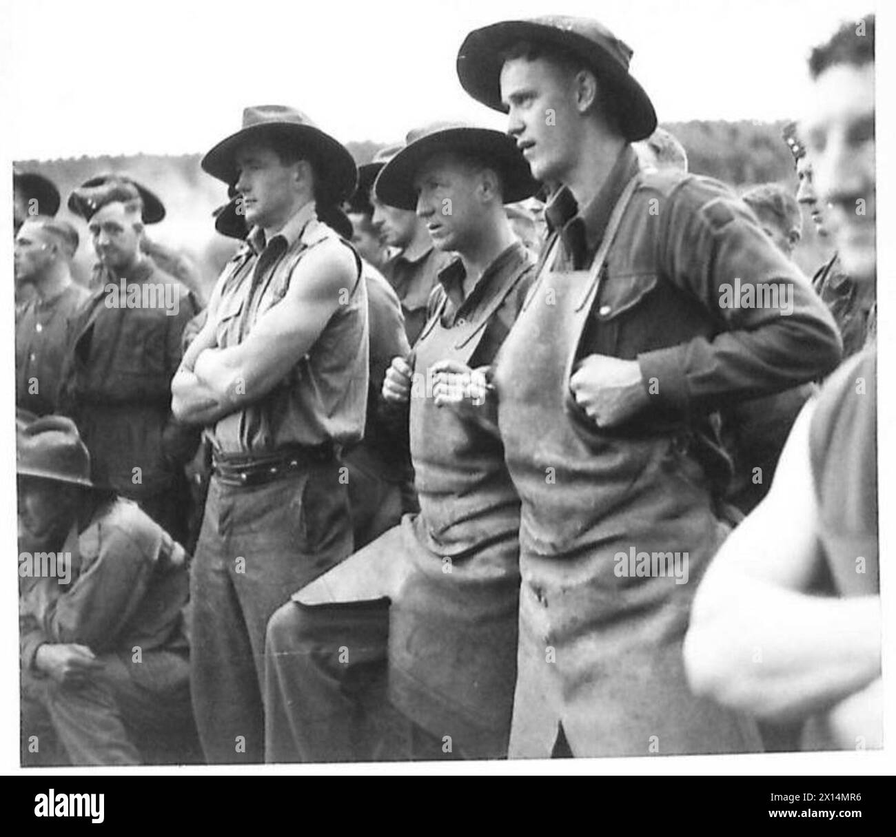 Le RT. Hon. S.M. Bruce rend visite à des bûcherons australiens en Écosse pour observer une compétition de bois Banque D'Images