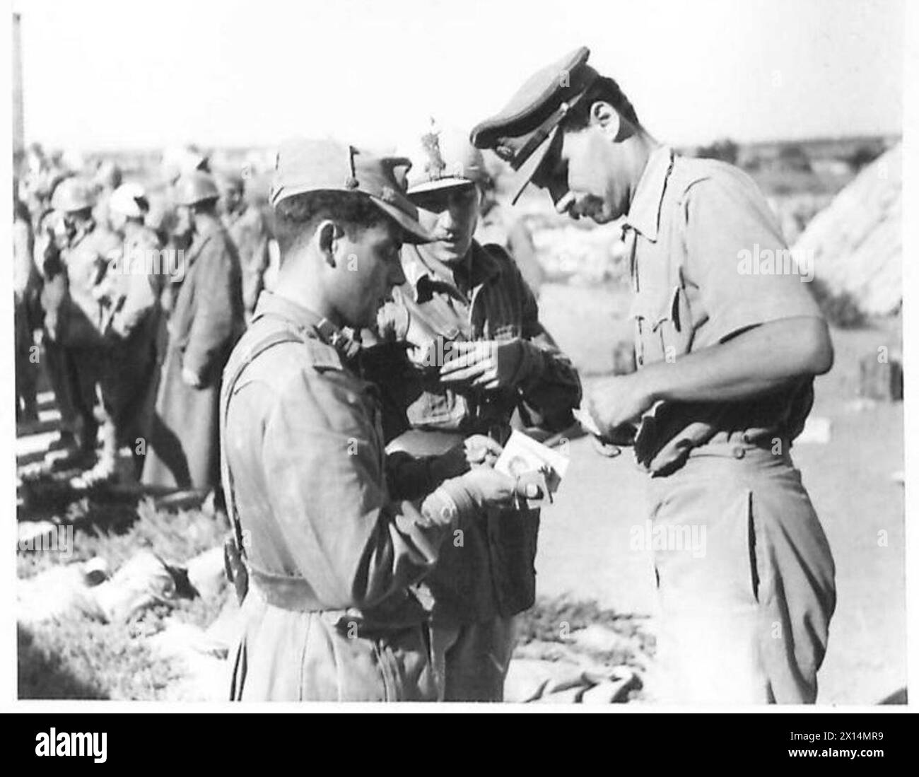 INVASION DE LA SICILE - Un officier britannique examinant les papiers des prisonniers italiens Armée britannique Banque D'Images