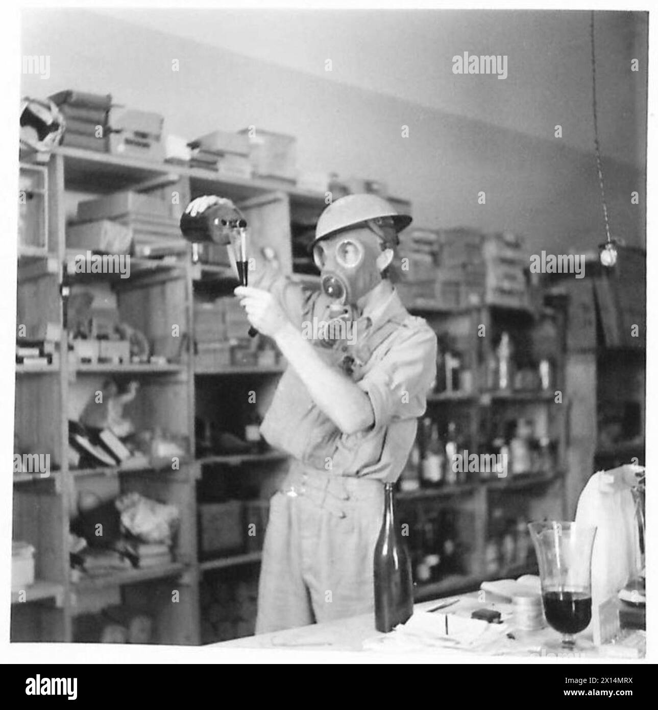 Un hôpital de Tobrouk montrant un officier de dispensaire portant un masque à gaz dans l'exercice de ses fonctions. Des masques à gaz ont été nécessaires pendant quinze minutes. Banque D'Images