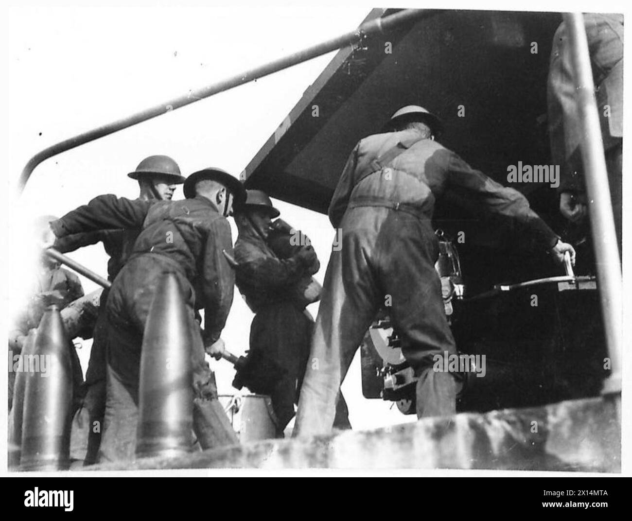Le personnel de la Royal Artillery charge et exploite un canon de défense côtière de 6 pouces pendant l'entraînement à Sheerness. Banque D'Images