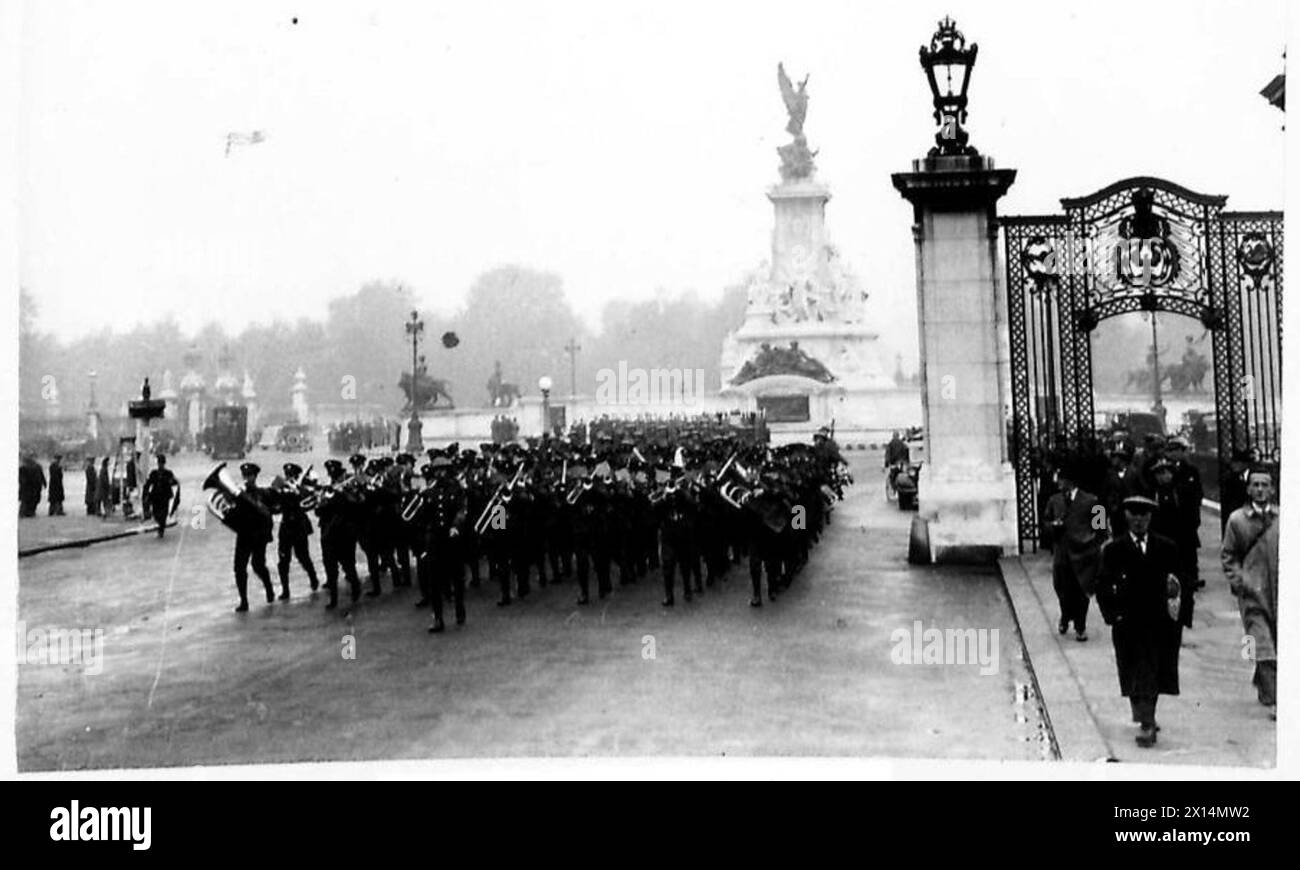 La « Nouvelle garde » arrive au palais de Buckingham vêtue d'uniformes kaki pendant les cérémonies de l'armée britannique Banque D'Images