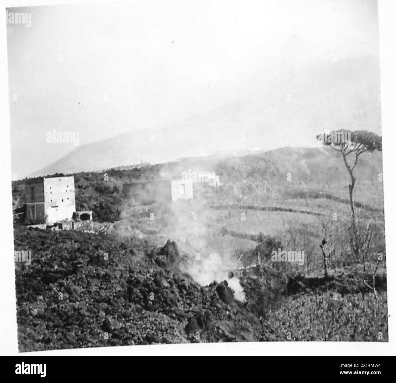 Dans la zone de la 5e armée en Italie, la lave volcanique du Vésuve engloutit la ville de San Sabastiano, montrant l'événement naturel destructeur. Banque D'Images