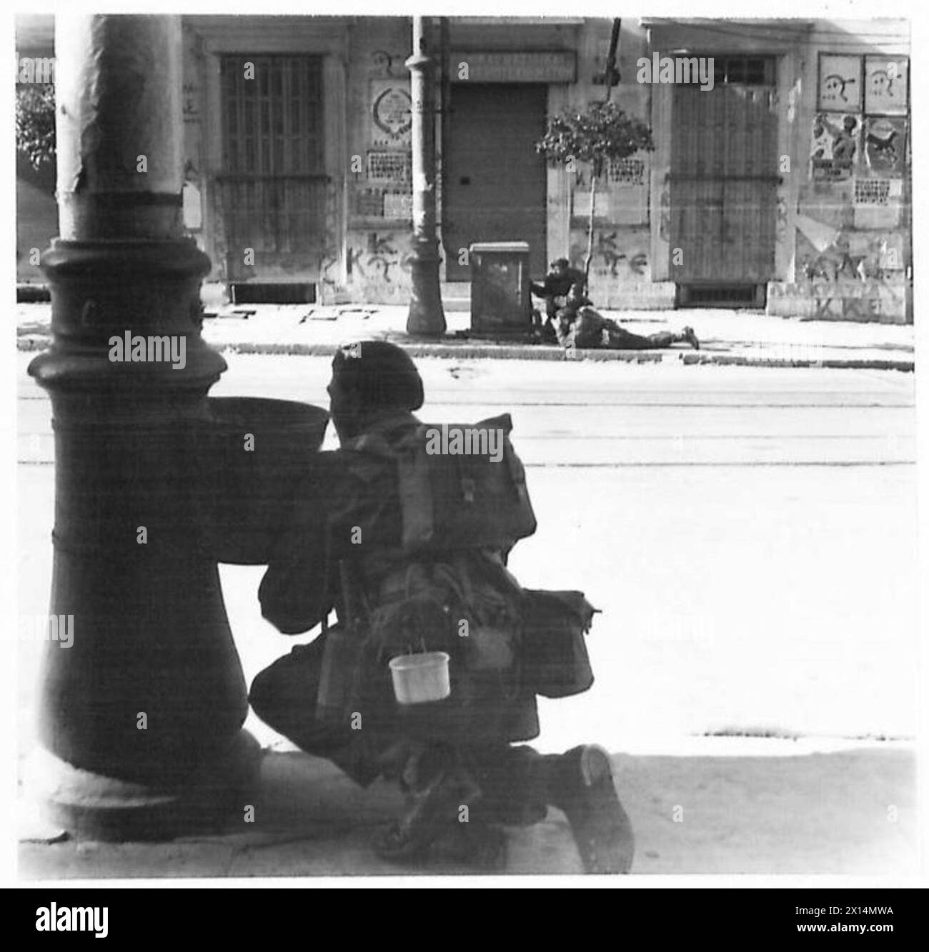 Les parachutistes du 5e Bataillon Scottish para Regiment avancent en utilisant la couverture disponible le long d'une rue à Athènes pendant la guerre civile grecque sous les opérations de l'armée britannique. Banque D'Images