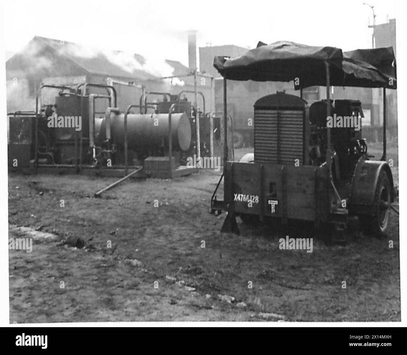 Chaudières à plate-forme mobile Mark II et générateurs de 22 kilowatts utilisés par l'unité de décontamination et de blanchisserie de l'armée britannique. Banque D'Images