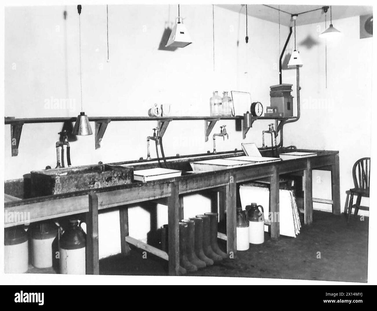 La section photographique de W.O. à Curzon Street House montre la salle d'impression avec des éviers en développement utilisés par l'armée britannique. Banque D'Images