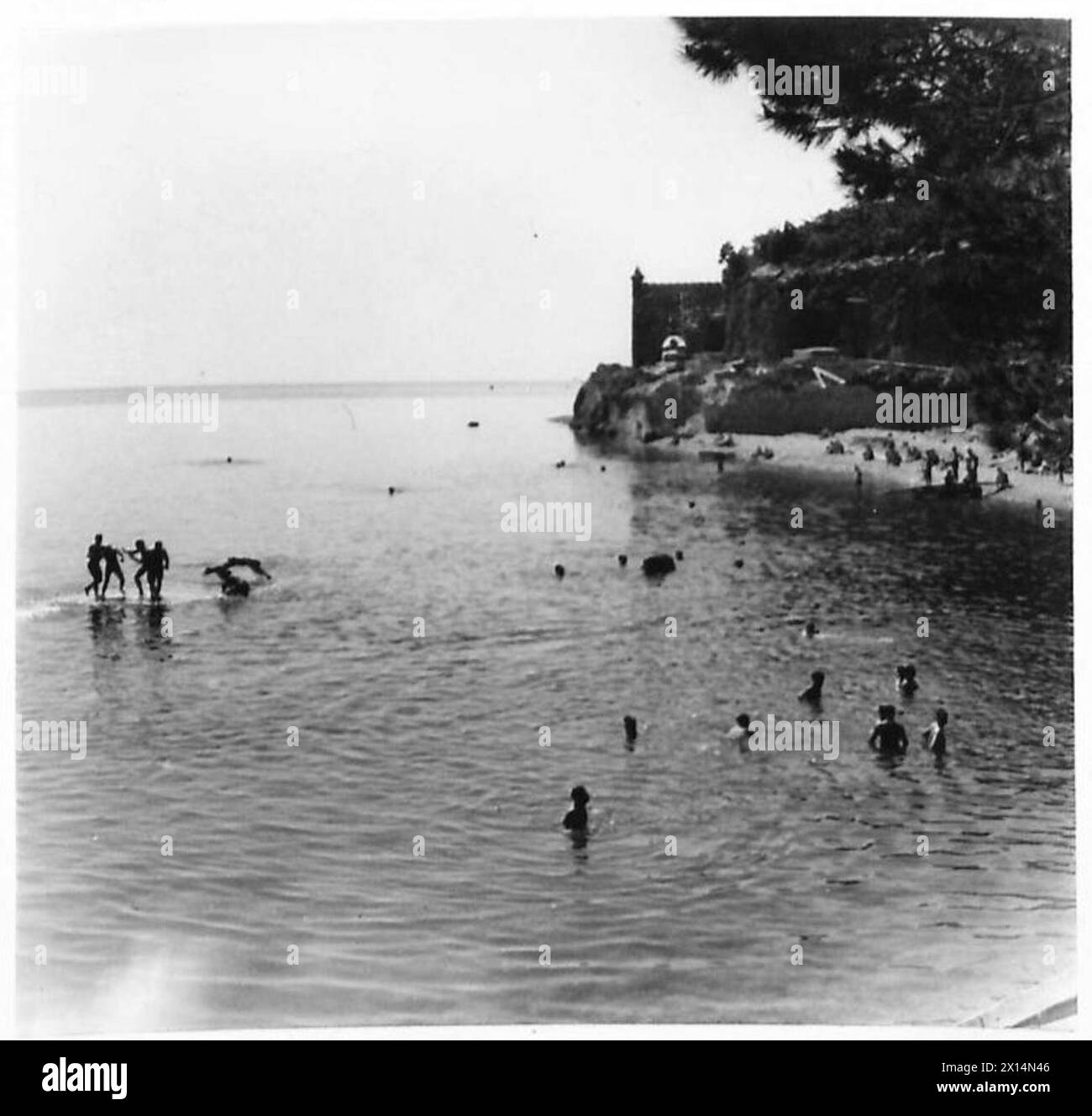 Les soldats néo-zélandais participent à des courses de hors-bord en mer près du Castello à Miramare, Trieste, après une campagne de 23 jours. Banque D'Images