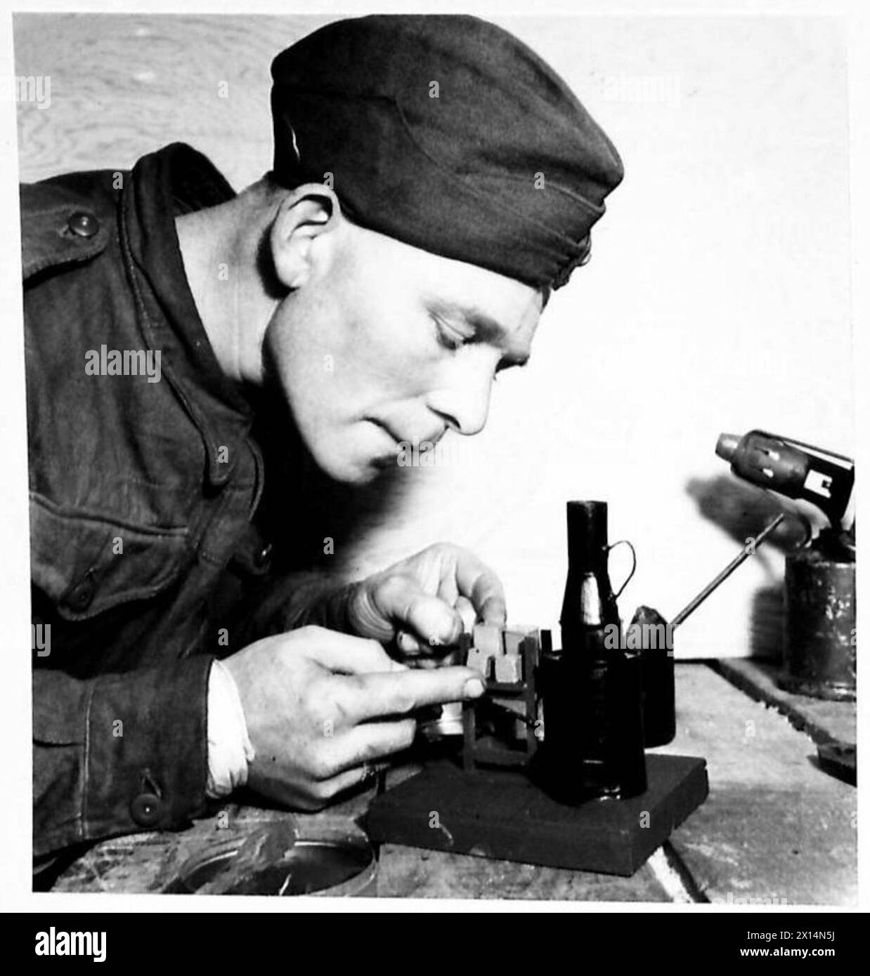 Le soldat W.H. Copeland, un serrurier de Stoke-on-Trent, exploite le modèle Clay's dressing Destructor pendant la formation sur l'hygiène de l'armée dans le Commandement de l'est. Banque D'Images