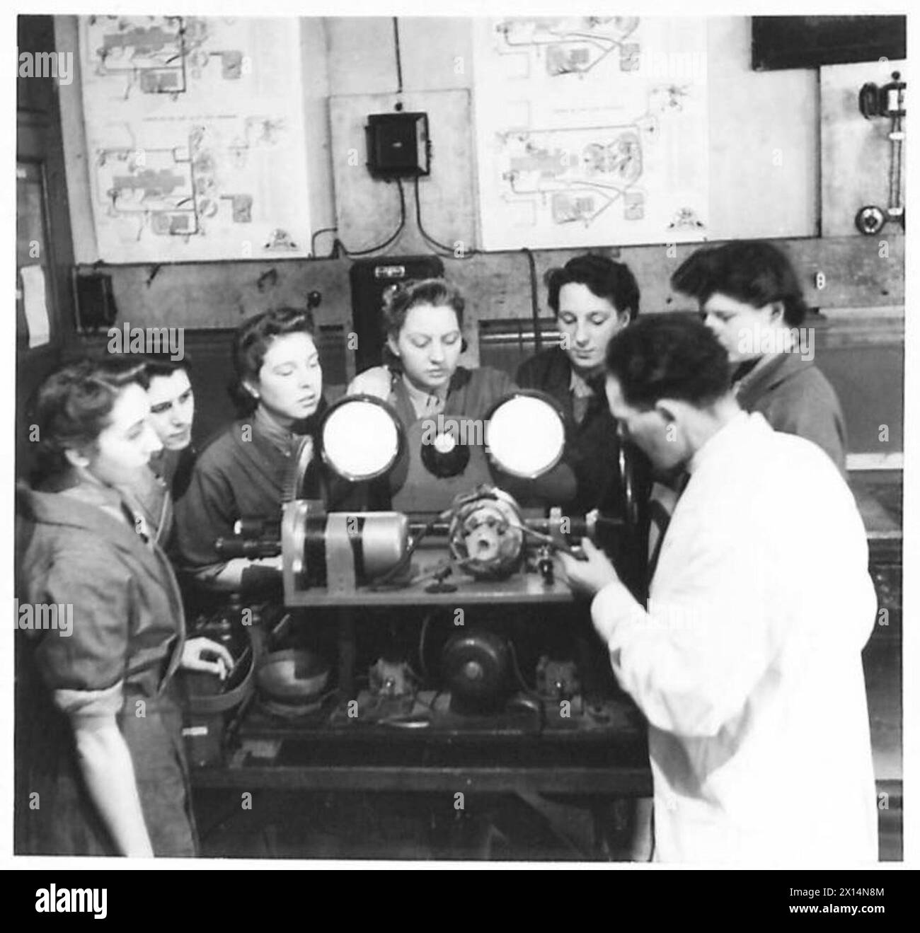 Les membres féminins de l'ATS reçoivent une instruction dans les systèmes électriques et sans fil automobiles, apprenant le câblage de voiture à l'aide d'un jeu de panneaux. Banque D'Images