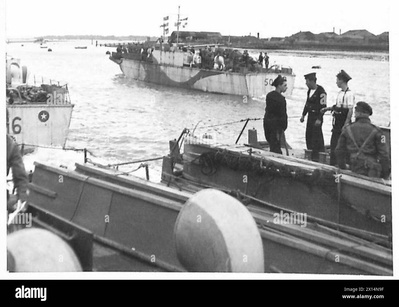 LES COMMANDOS PARTENT POUR L'INVASION - LCI avec des troupes SS à bord se déplaçant de l'armée britannique Banque D'Images