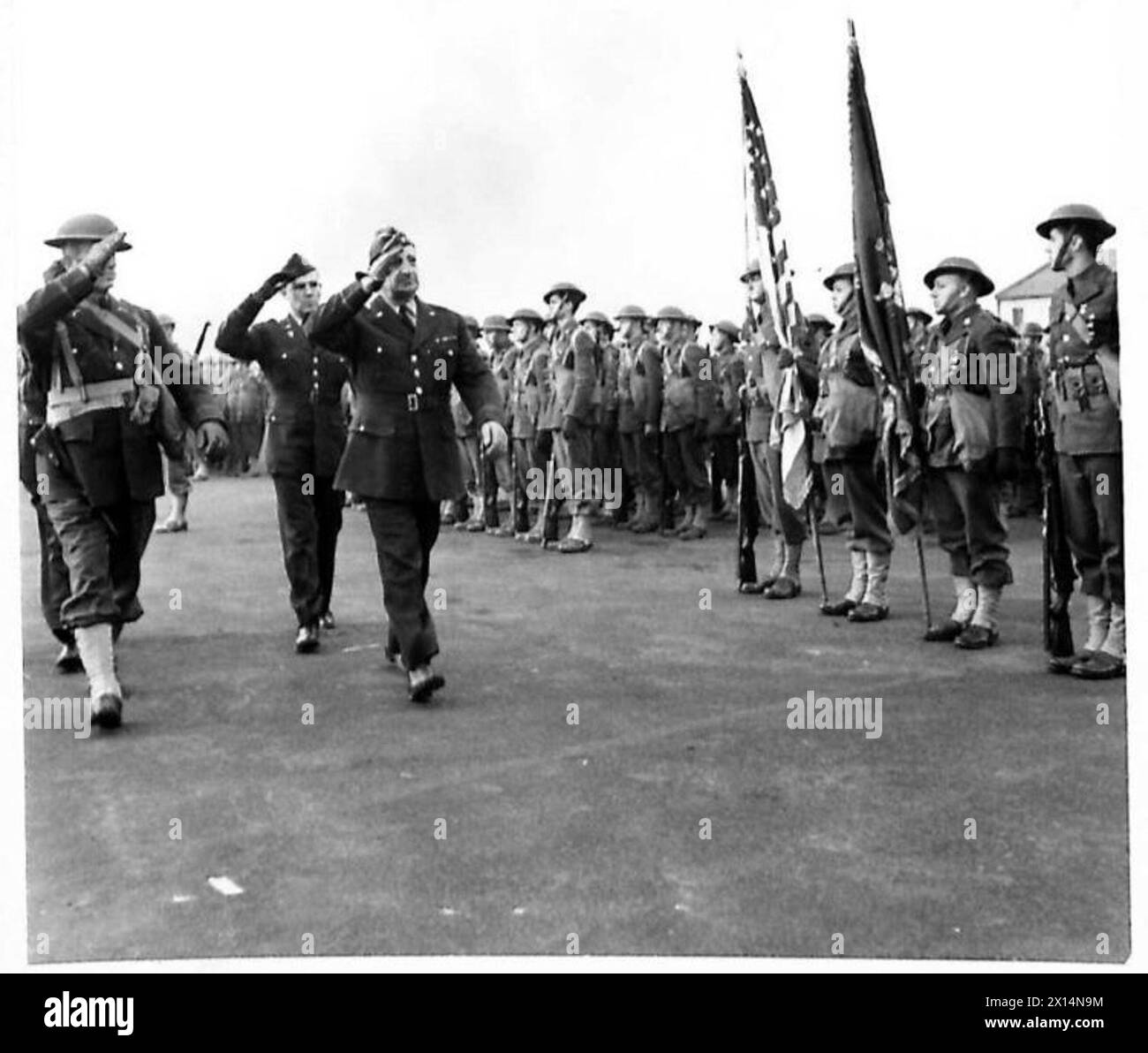 Le major-général Russell P. Hartle salue alors qu'il passe les couleurs lors d'un défilé cérémoniel des troupes américaines. Banque D'Images