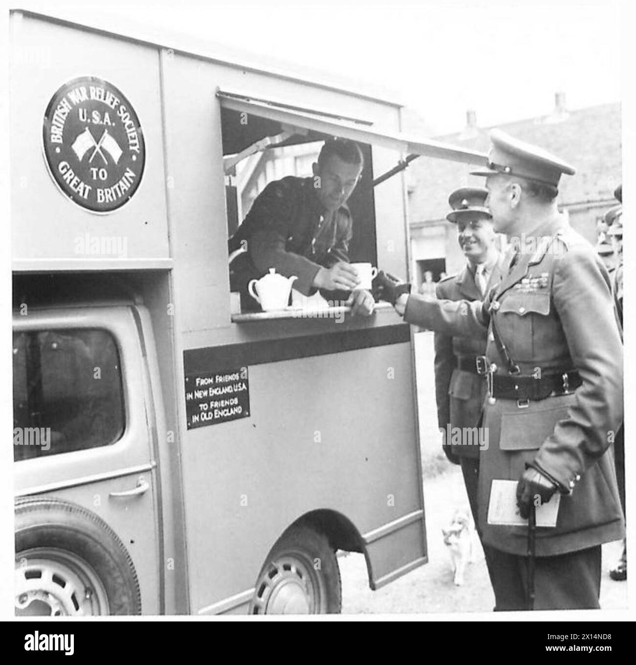 VOITURE DE THÉ MOBILE POUR ROYAL BLINDÉ CORPSPOLICE - le Grand-Maréchal Major général Sir Percy Laurie, KCVO.,CBE.,DSO., accepte une tasse de thé lors de sa tournée d'inspection de la police militaire de l'unité British Army Banque D'Images