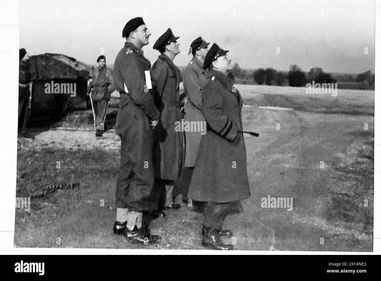 Le brigadier Goldsmith, le lieutenant-général Brereton et des officiers américains observent des parachutistes descendre au cours d'un exercice aéroporté à grande échelle, illustrant l'entraînement aéroporté coordonné de l'armée britannique. Banque D'Images