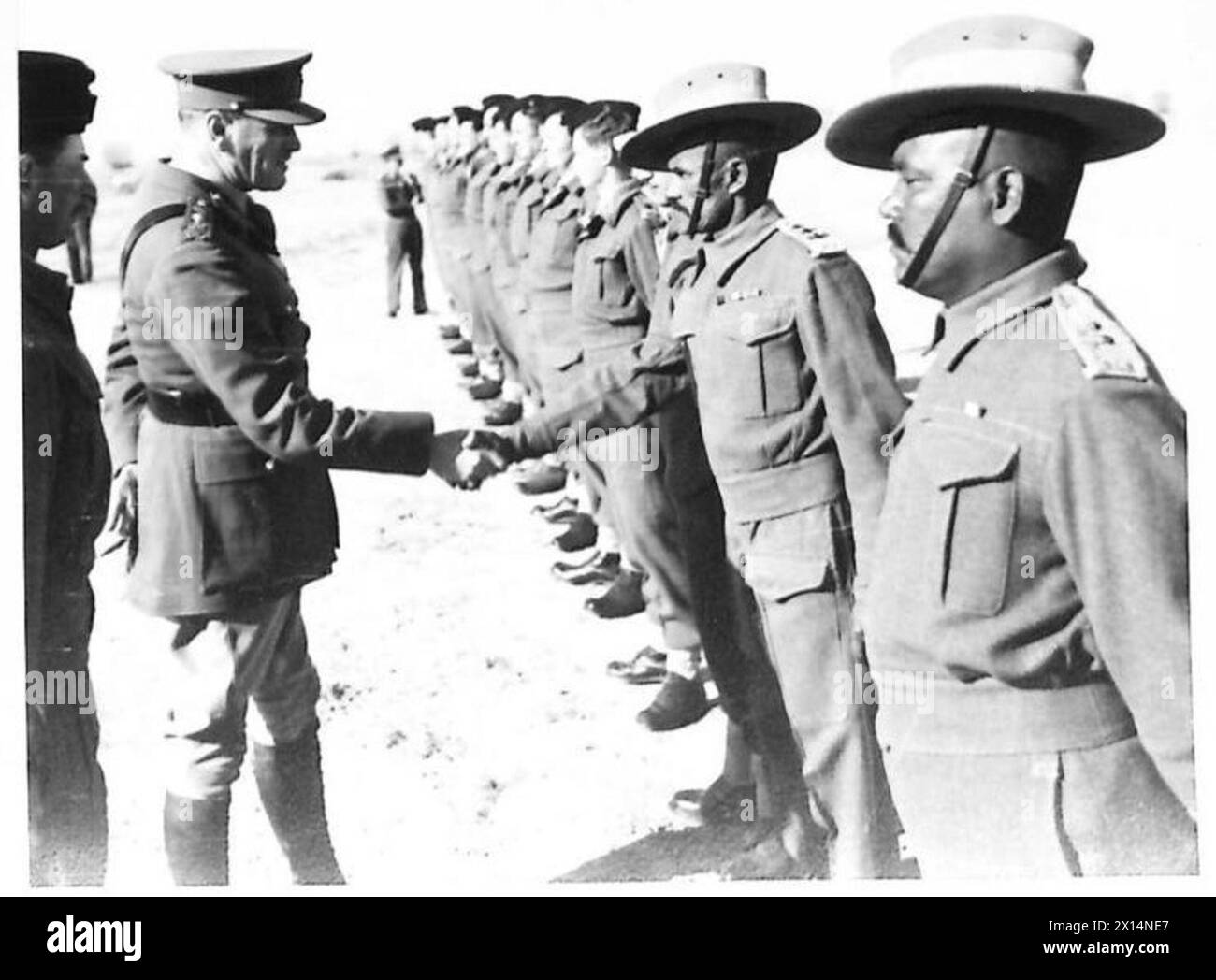 TOURNÉE du C-EN-C DE LA 10E ARMÉE - le C-en-C rencontre des officiers et des hommes du 1/9 Ghurka Regiment dans le camp de Quetta, près de Bagdad British Army Banque D'Images