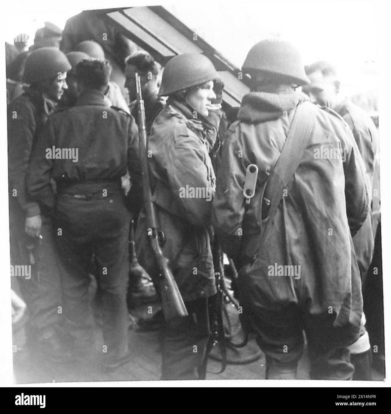 Les parachutistes britanniques mènent un raid sur un poste de radio, dont l'un transporte un fusil allemand. Banque D'Images