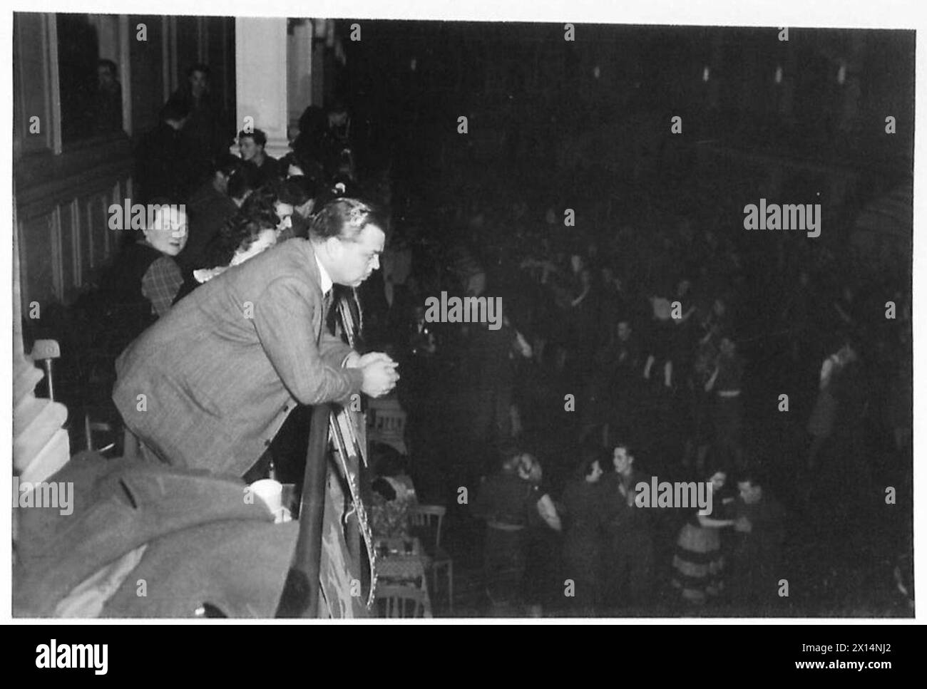 Bill Butlin, organisateur honoraire, observe les danseurs au 21 Dance Club de Bruxelles, gérant les activités et planifiant les futurs clubs dans les zones occupées. Banque D'Images