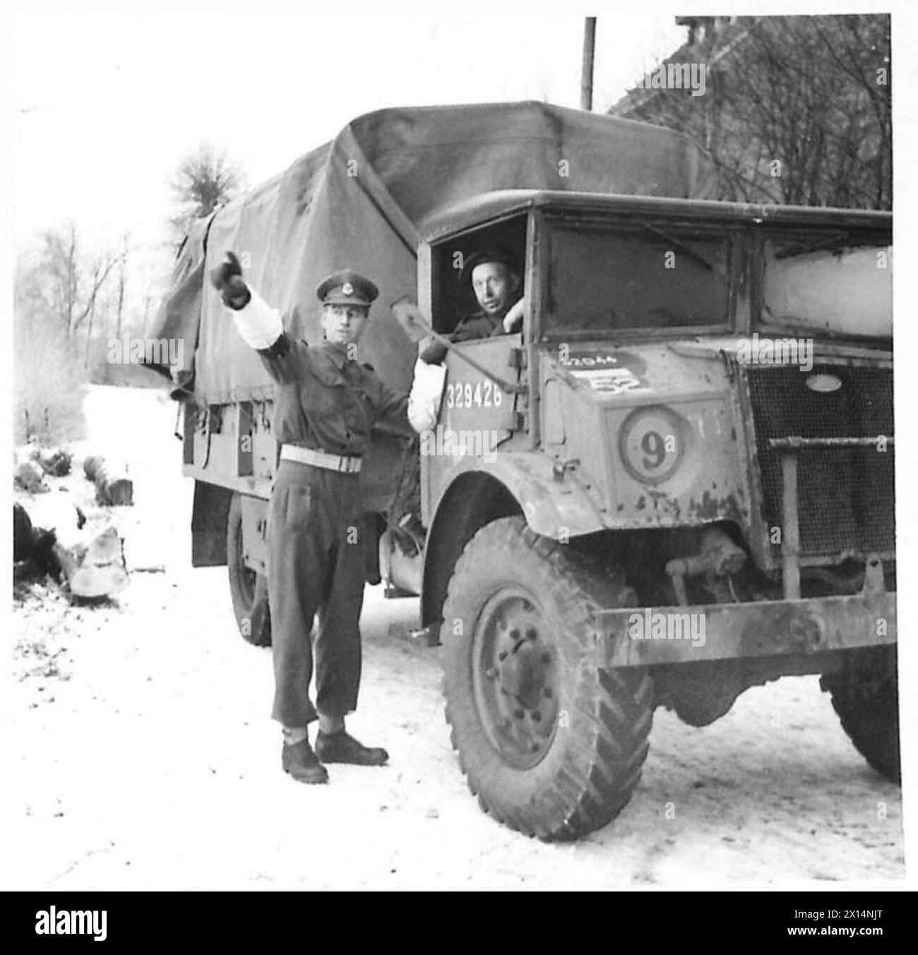 Le l/CPL Beeslee dirige le DVR Harris conduisant un véhicule de 3 tonnes sur la bonne route pendant les opérations de la police militaire du corps Stein sous la supervision de l'armée britannique, du 21e groupe d'armées. Banque D'Images