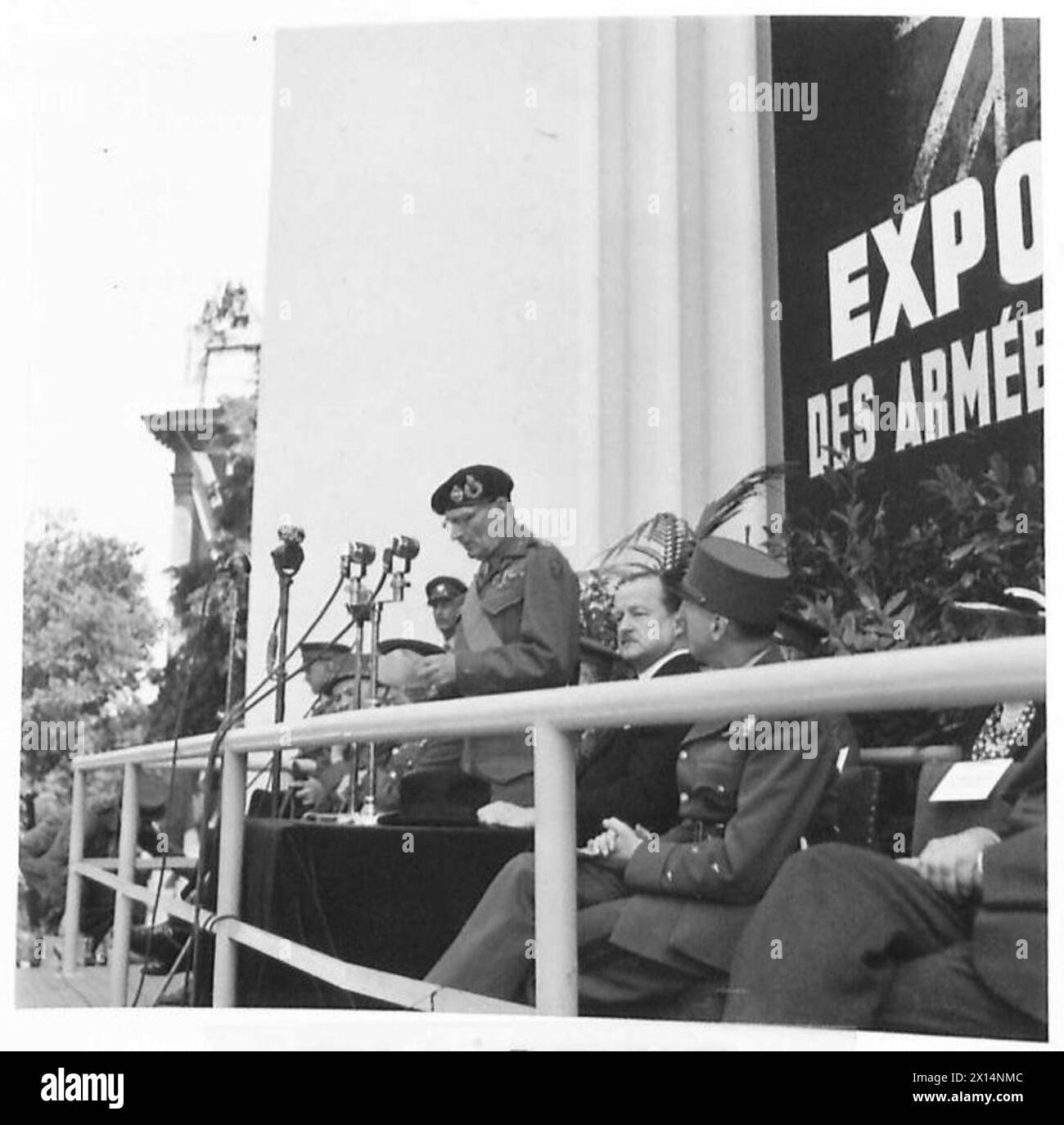 FIELD MARSHAL MONTGOMERY À PARIS - ouverture de l'exposition de Paris par le Field Marshal Montgomery. Sur le balcon avec lui se trouvent les RT. Hon. Duff Cooper, ambassadeur britannique en France et général français Koenig Armée britannique, 21e groupe d'armées Banque D'Images