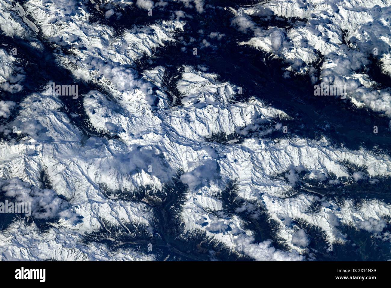 Chaîne de montagnes enneigée en Italie ou en Croatie. Amélioration numérique d'une image par la NASA Banque D'Images
