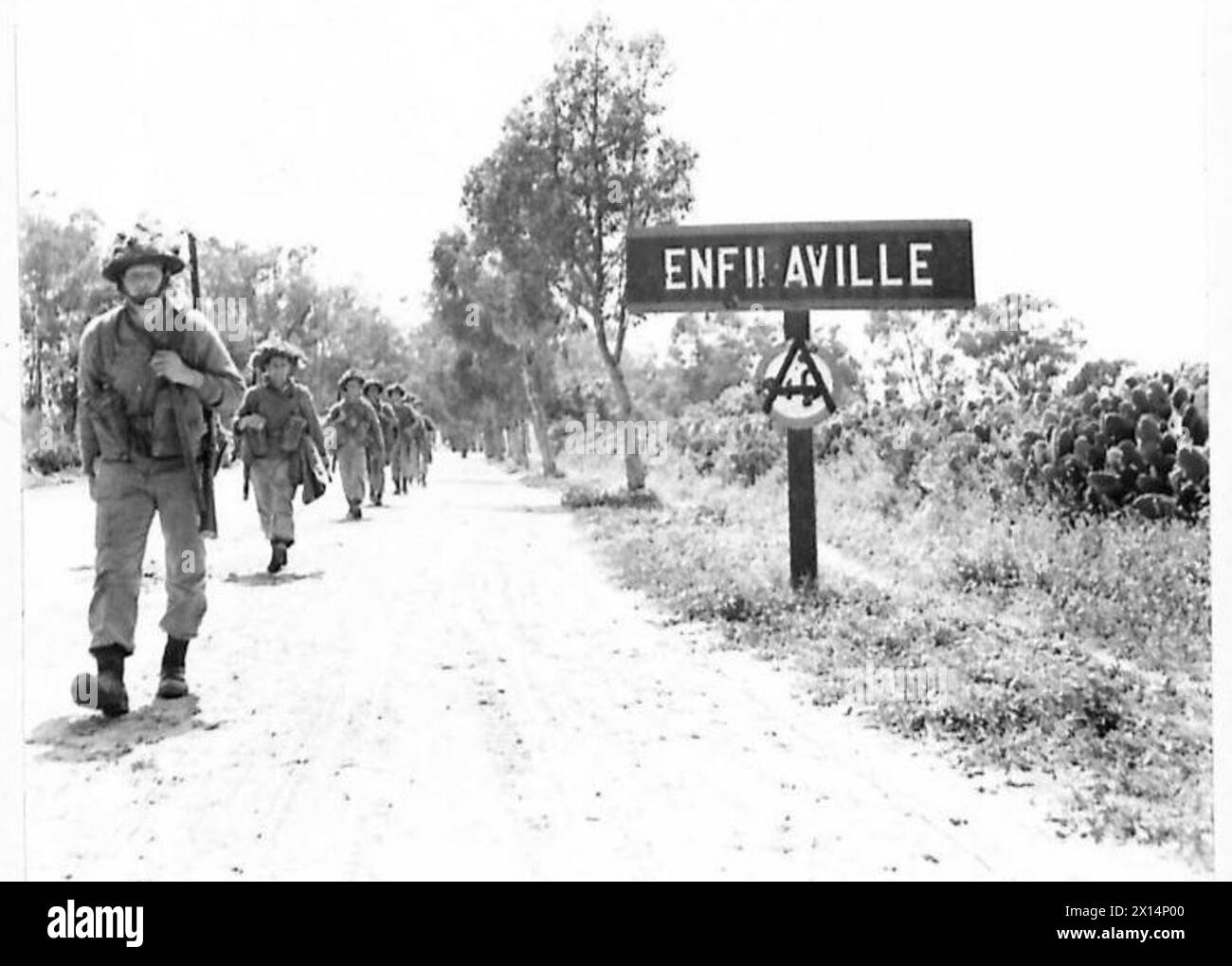 L'infanterie du Queens Regiment marche à travers Enfidaville pour occuper de nouvelles positions autour de Takruna lors des opérations de l'armée britannique en Tunisie. Banque D'Images