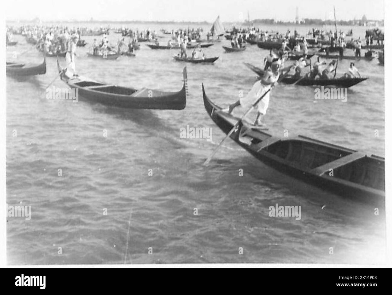 Une scène du Venice Gondola Derby montre les participants en course, avec le principal concurrent disqualifié pour avoir « heurté » un autre bateau. Banque D'Images