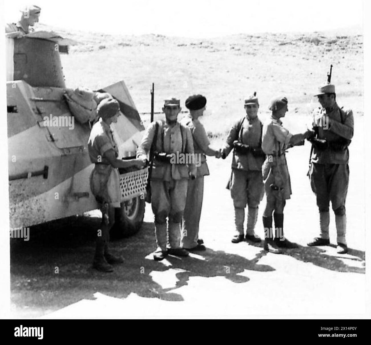 Les soldats turcs et les équipages de véhicules blindés britanniques fraternisent sur la frontière turco-syrienne pendant l'occupation de la Syrie sous la supervision de l'armée britannique. Banque D'Images