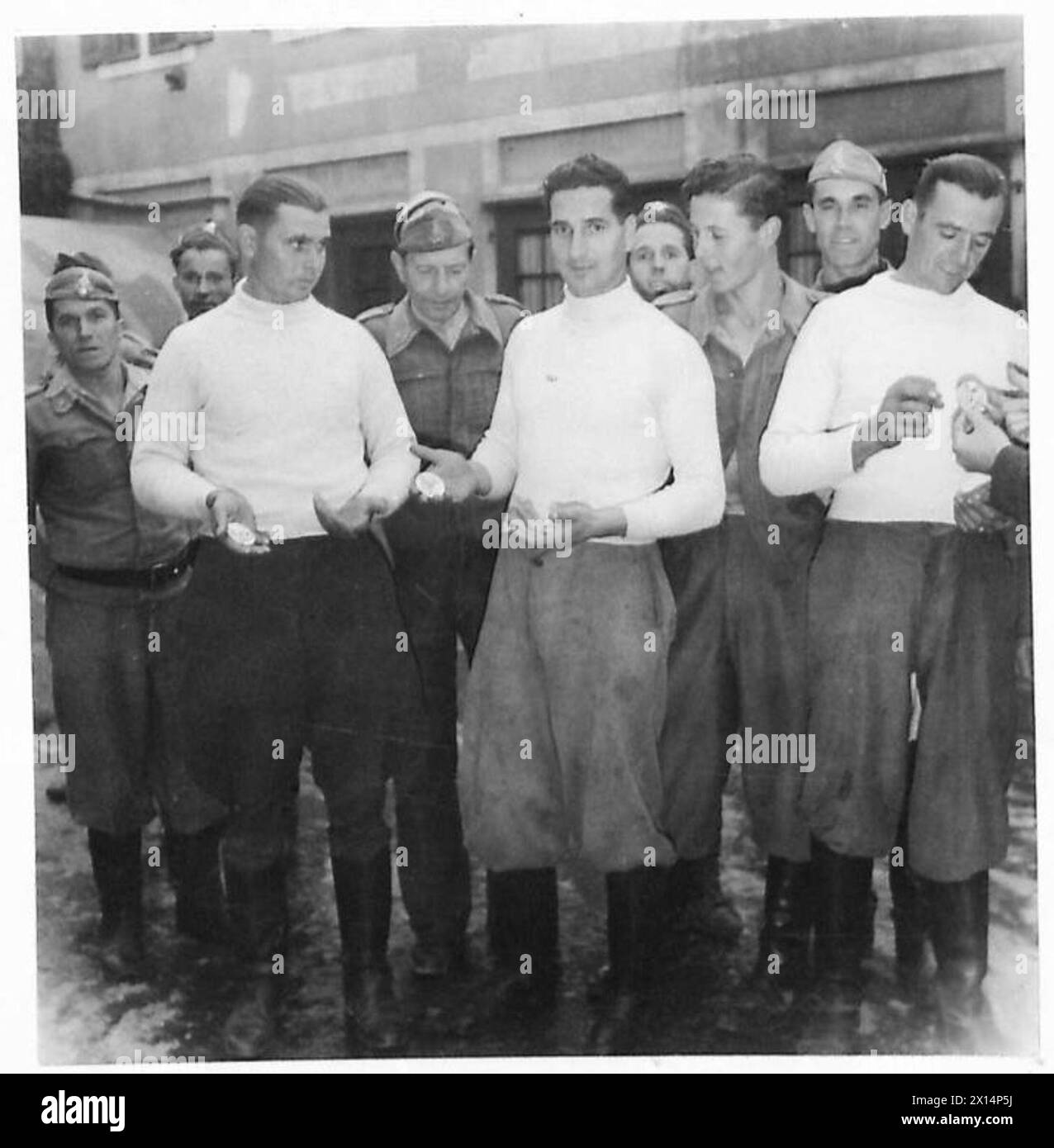 Les pompiers italiens inspectent leurs médailles après une manifestation des pompiers de Trieste, montrant la reconnaissance de service et de cérémonie. Banque D'Images