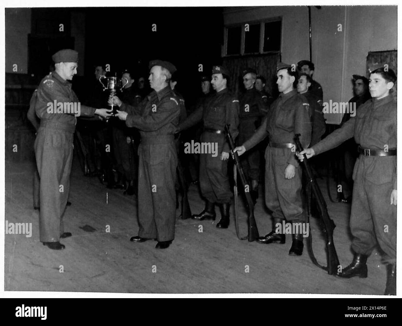 TIREURS D'ÉLITE DE LA GARDE À DOMICILE - le commandant du H.G.Company, le capitaine O. Sheldon, présente la coupe d'argent au Lt. Hamilton, le commandant de peloton de l'armée britannique Banque D'Images