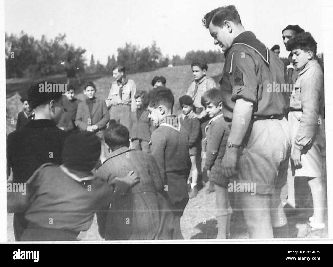 Lors d'un rassemblement scout à Rome, le leader scout américain 'Big' Jim est photographié avec des garçons de la troupe 36, interagissant avec des scouts italiens. Banque D'Images