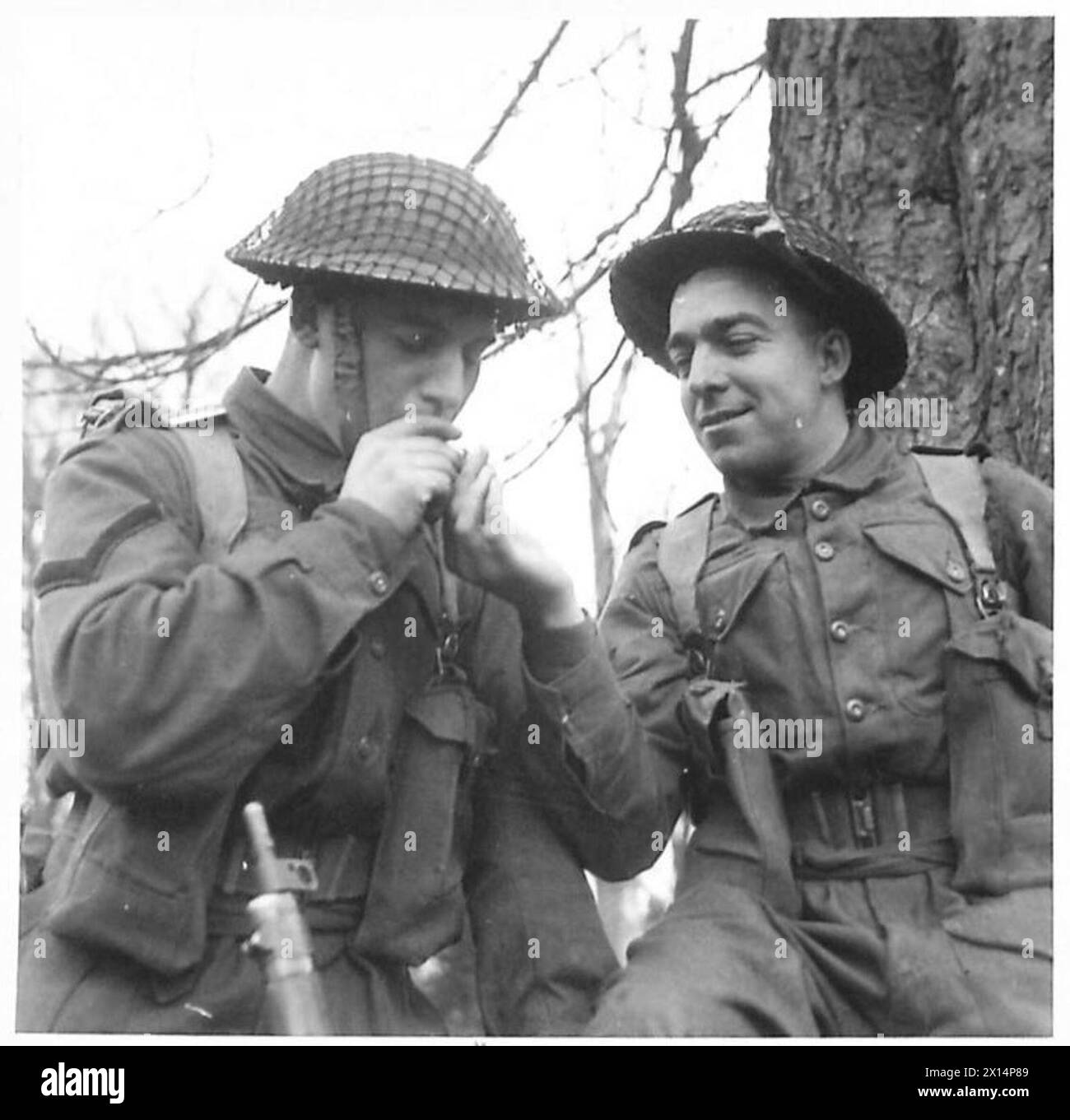 DIX HOMMES POUR LE DEUXIÈME FRONT - lance Caporal Jones et Caporal Crumpton arrachent un bref moment pour une cigarette British Army Banque D'Images