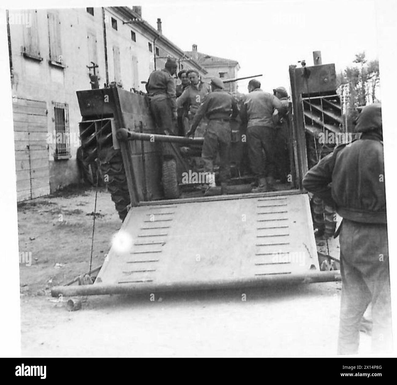 Un canon antichar de 6 livres est chargé sur un char amphibie pendant l'avancée de la 8e Armée. Banque D'Images