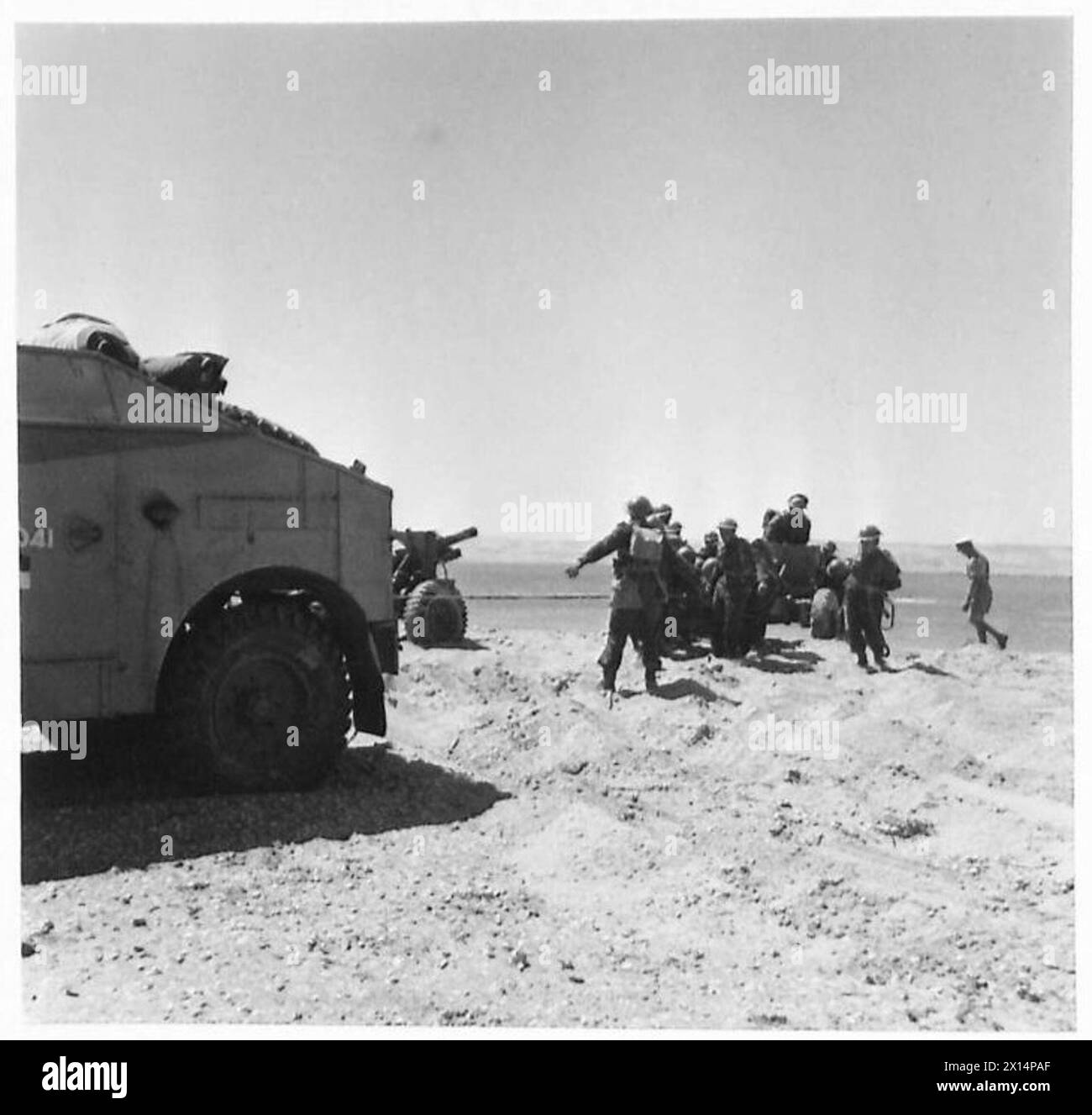 Un quad transporte un canon d'artillerie de 25 livres sur une plage en Afrique du Nord, dans le cadre des opérations de l'armée britannique au moyen-Orient de 1940 à 1947. Banque D'Images Un quad transporte un canon d'artillerie de 25 livres sur une plage en Afrique du Nord, dans le cadre des opérations de l'armée britannique au moyen-Orient de 1940 à 1947. Banque D'Images