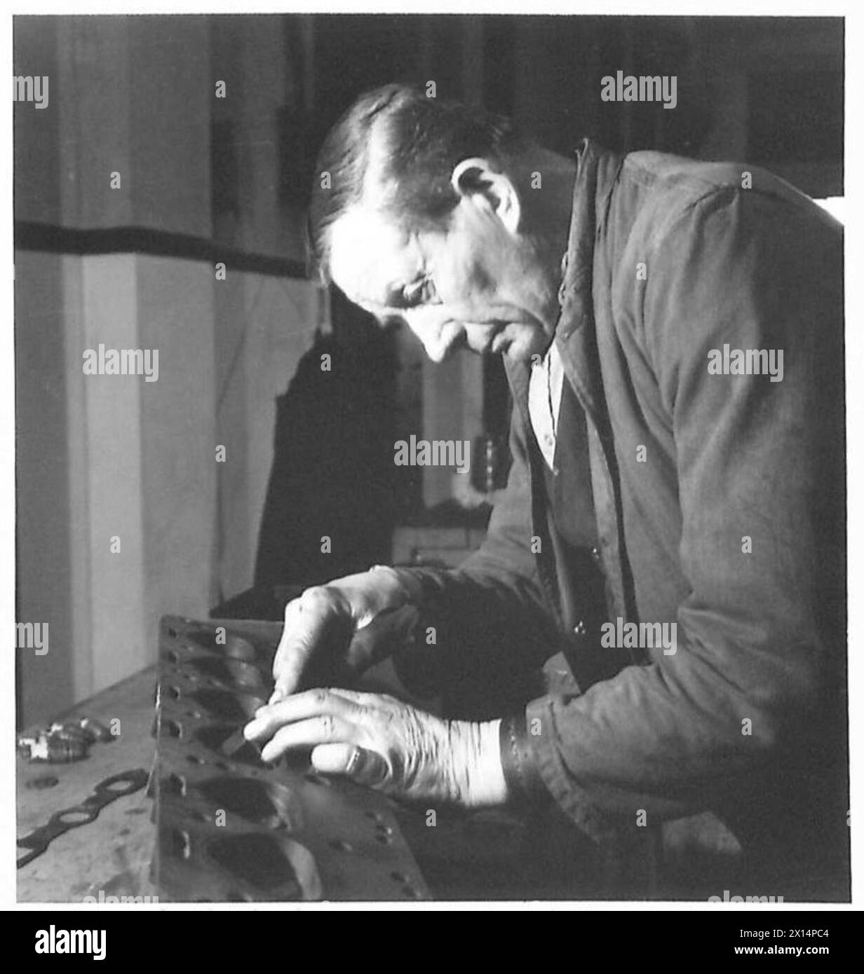 M. W.H. Randell, un ancien militaire de la Royal Navy, est revenu de sa retraite pour travailler comme compagnon d'installateur dans l'atelier de réparation M.T. au dépôt REME. Banque D'Images