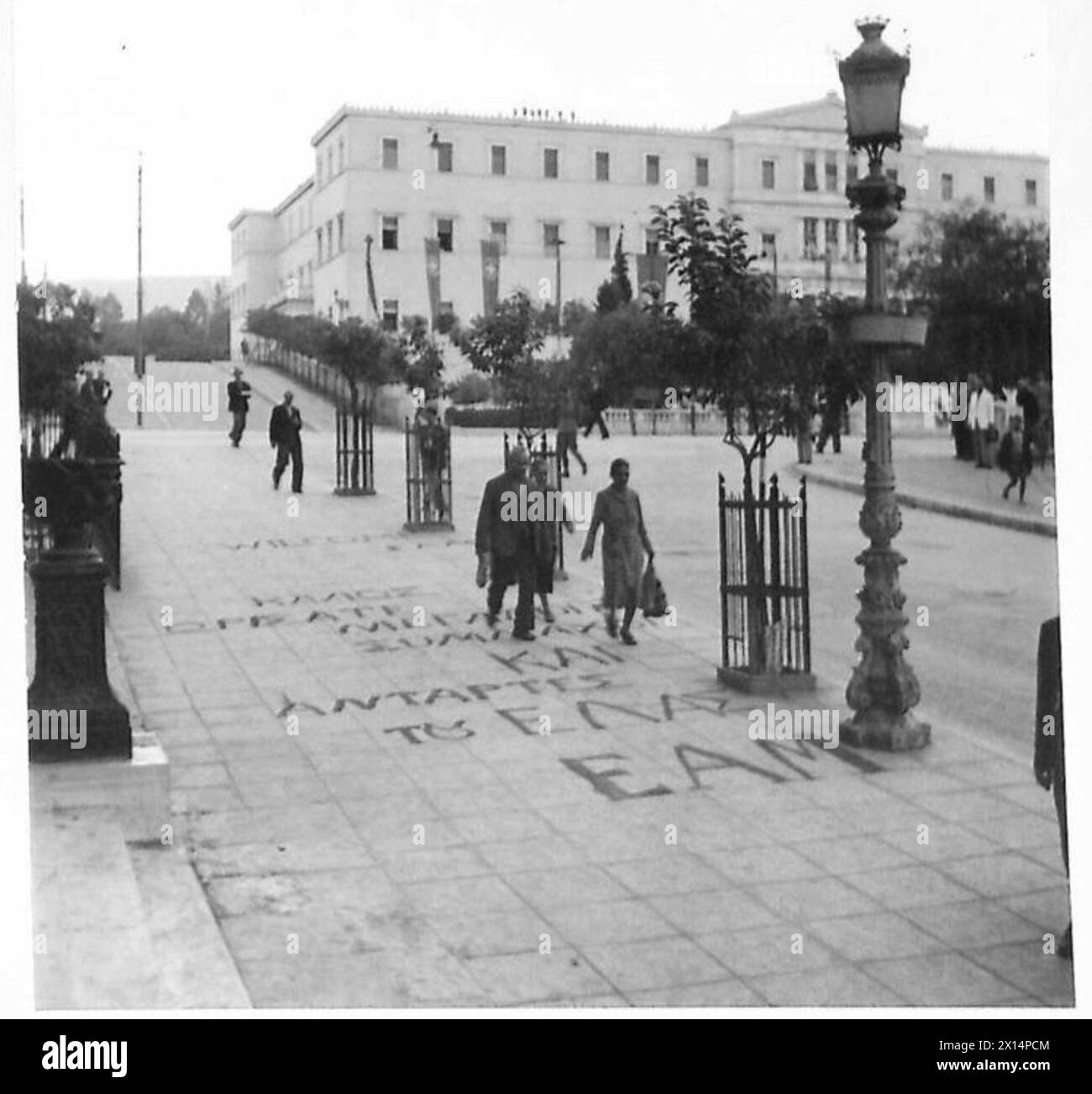 Scène matinale à Athènes montrant les travailleurs et les acheteurs poursuivant leurs activités quotidiennes le 14 octobre Banque D'Images