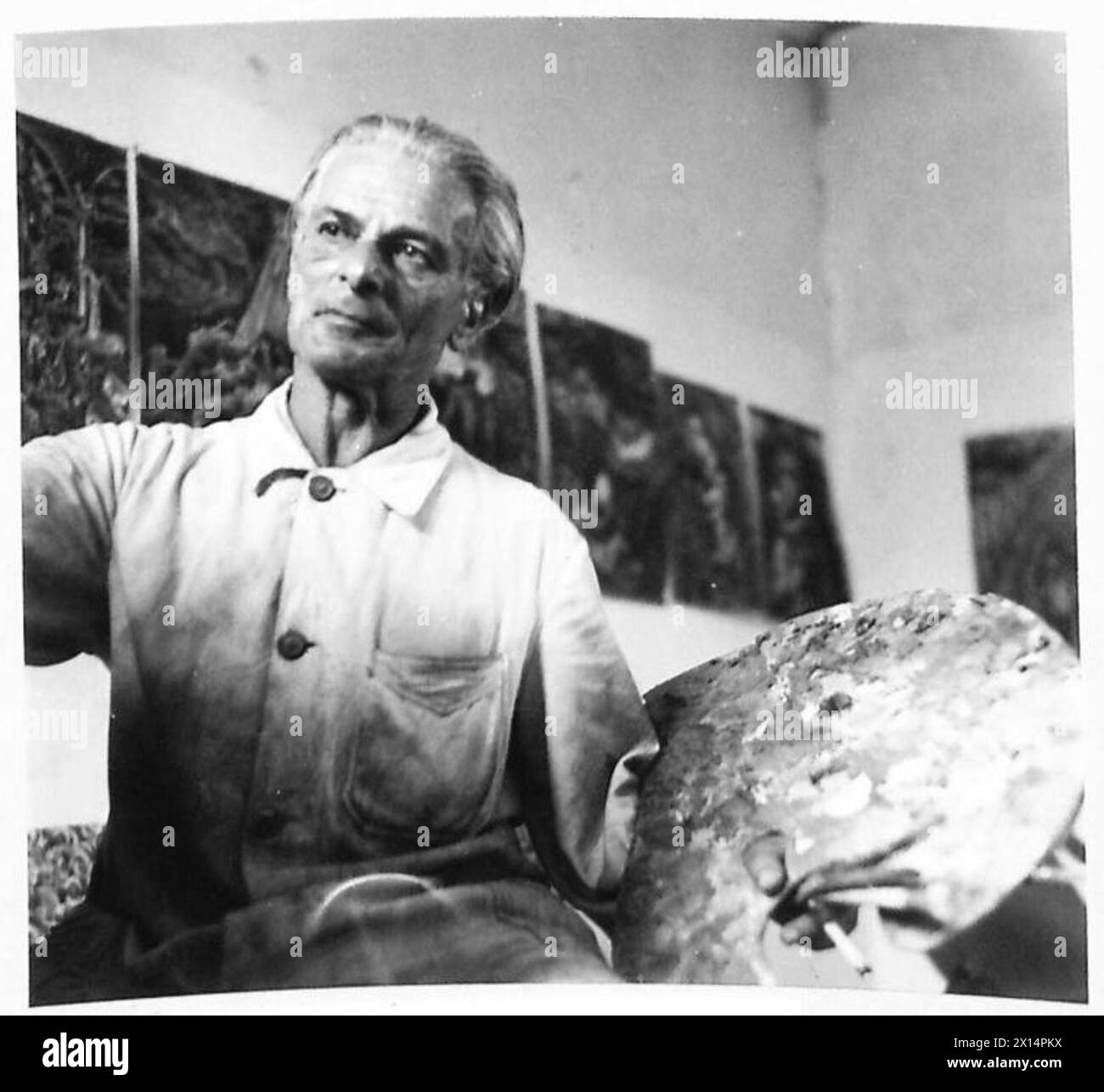 Les premières images d'un mariage dans un camp de concentration montrent Miriam Meitlinger, 21 ans, de Tchécoslovaquie, et Bandy Hahn, 30 ans, de Yougoslavie, avec une synagogue construite par la fraternité juive, et la peintre Michelle Fingeston à l'œuvre ; documentée par l'armée britannique. Banque D'Images