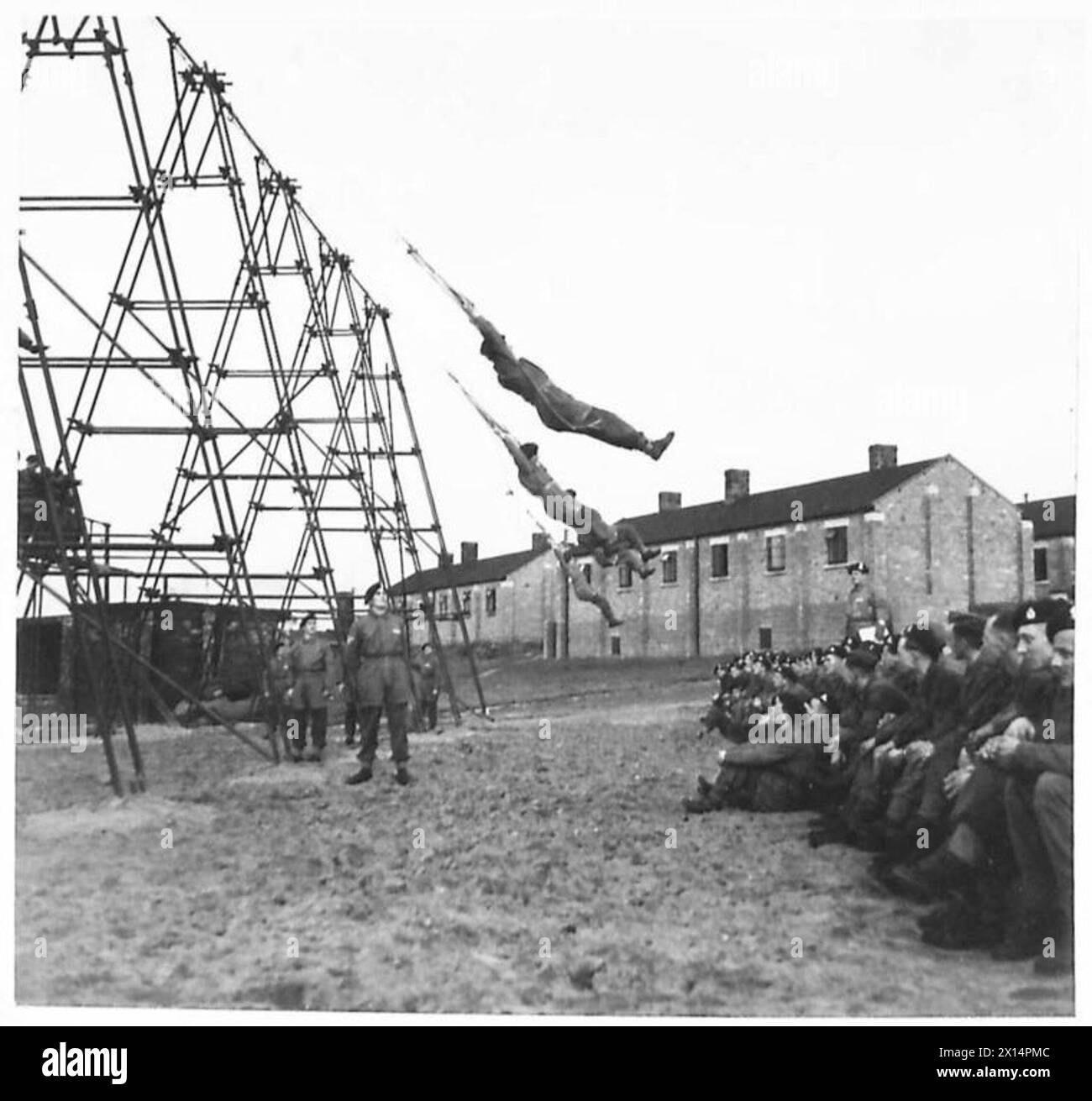 DÉPÔT DE FORMATION DE PARACHUTE et FORCES AÉROPORTÉES SCOLAIRES - les volontaires apprennent le contrôle dans les airs. Certains des hommes en cours d'entraînement sur le trapèze. D'autres troupes aéroportées observent avec intérêt ces hommes « se balancer » et attendent leur tour de l'armée britannique Banque D'Images