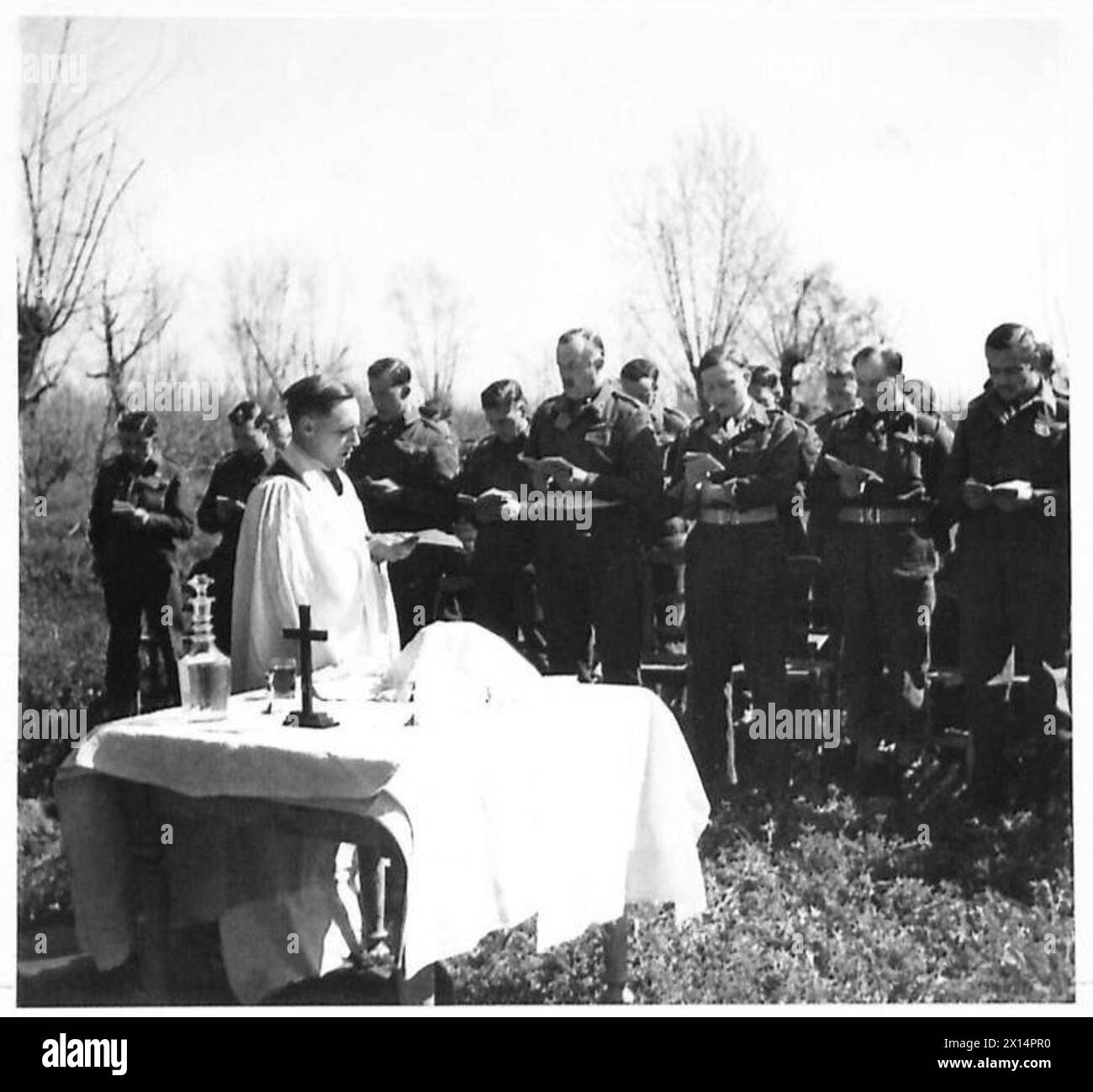 Un service en plein air du dimanche de Pâques est effectué dans les zones avancées du front de la 8e Armée, en présence de militaires pendant le déploiement opérationnel. Banque D'Images