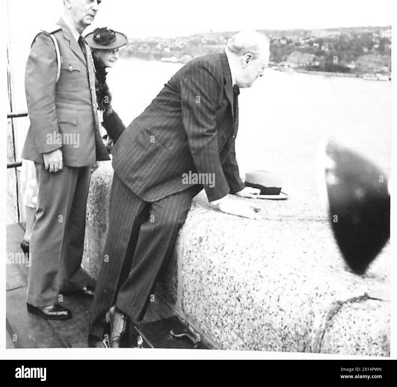MR. ANTHONY EDEN ET MR. BRENDAN BRACKEN ARRIVE PAR CLIPPER - Mr. Churchill, l'amiral Leahy et la comtesse d'Athlone regardant le Clipper atterrir sur le équipé Lawrence River British Army Banque D'Images